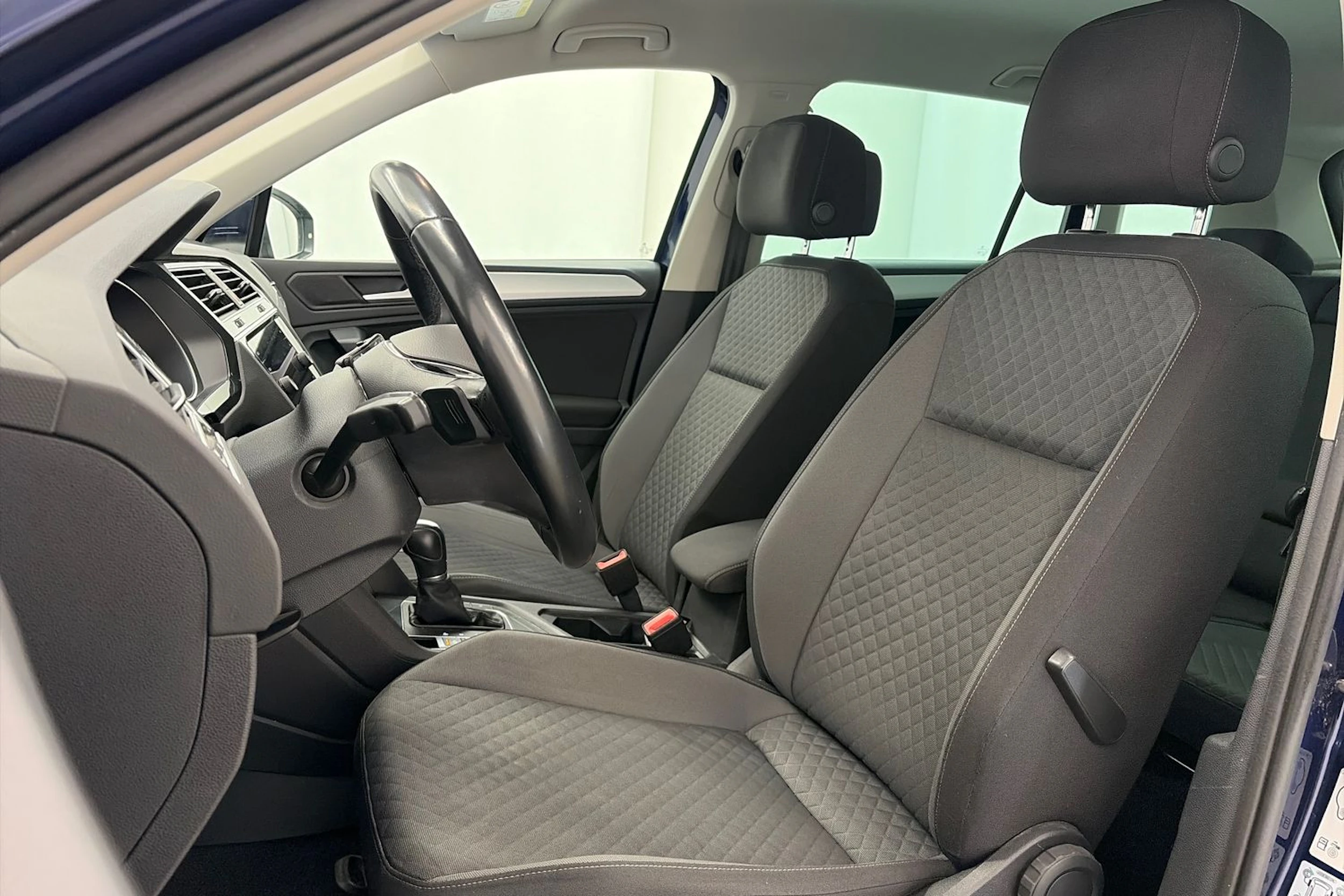 sininen Volkswagen Tiguan 2019 kuva 21.