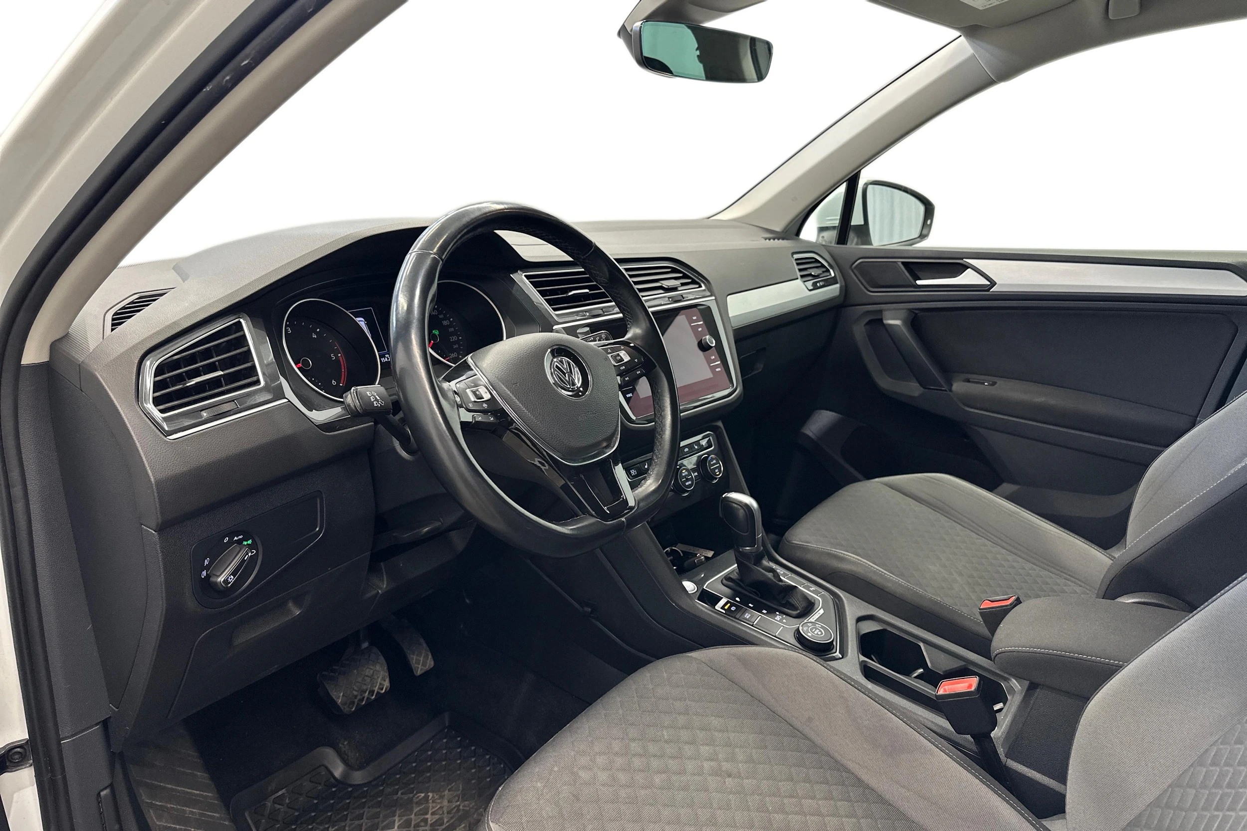 valkoinen Volkswagen Tiguan 2019 kuva 8.