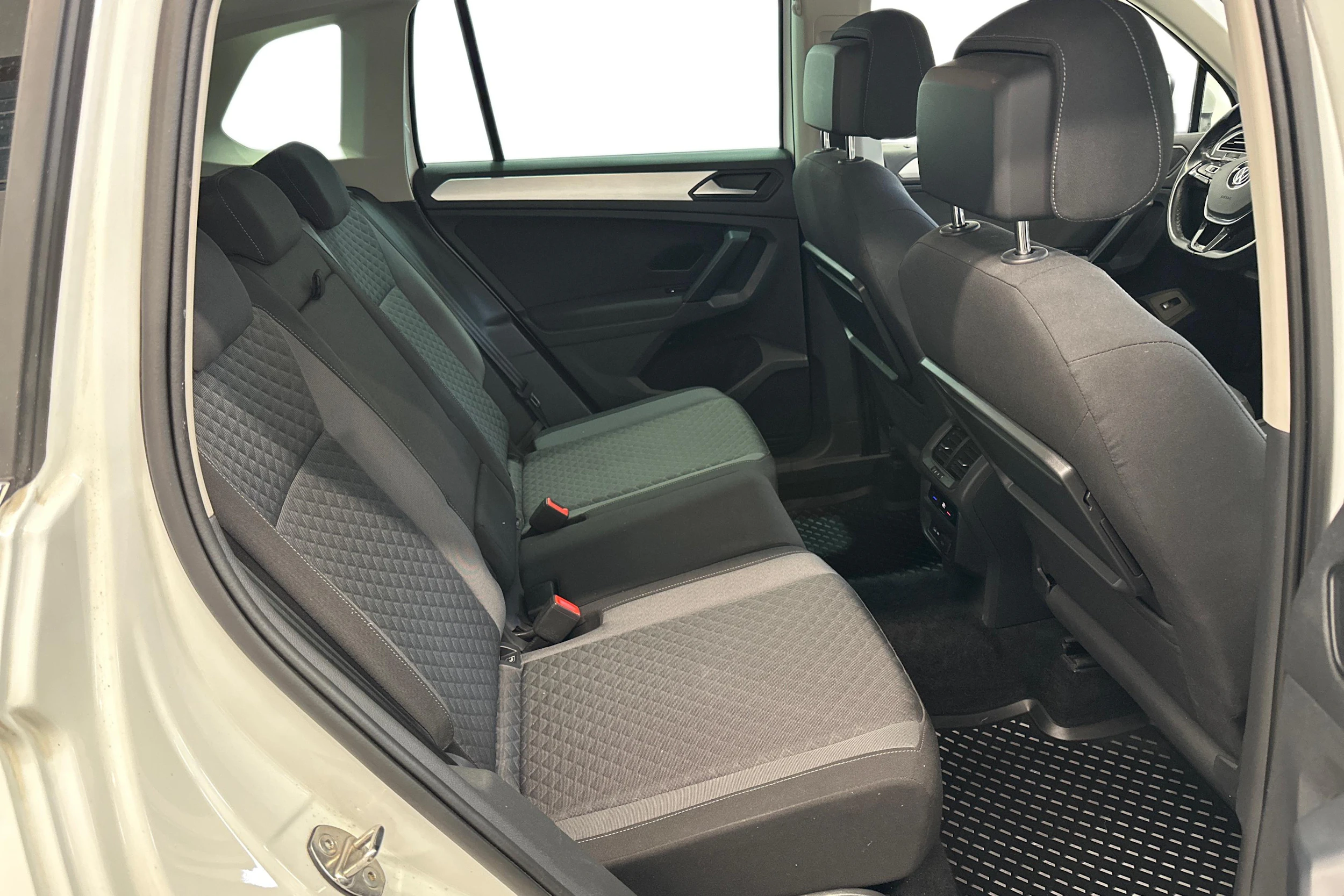 valkoinen Volkswagen Tiguan 2019 kuva 12.