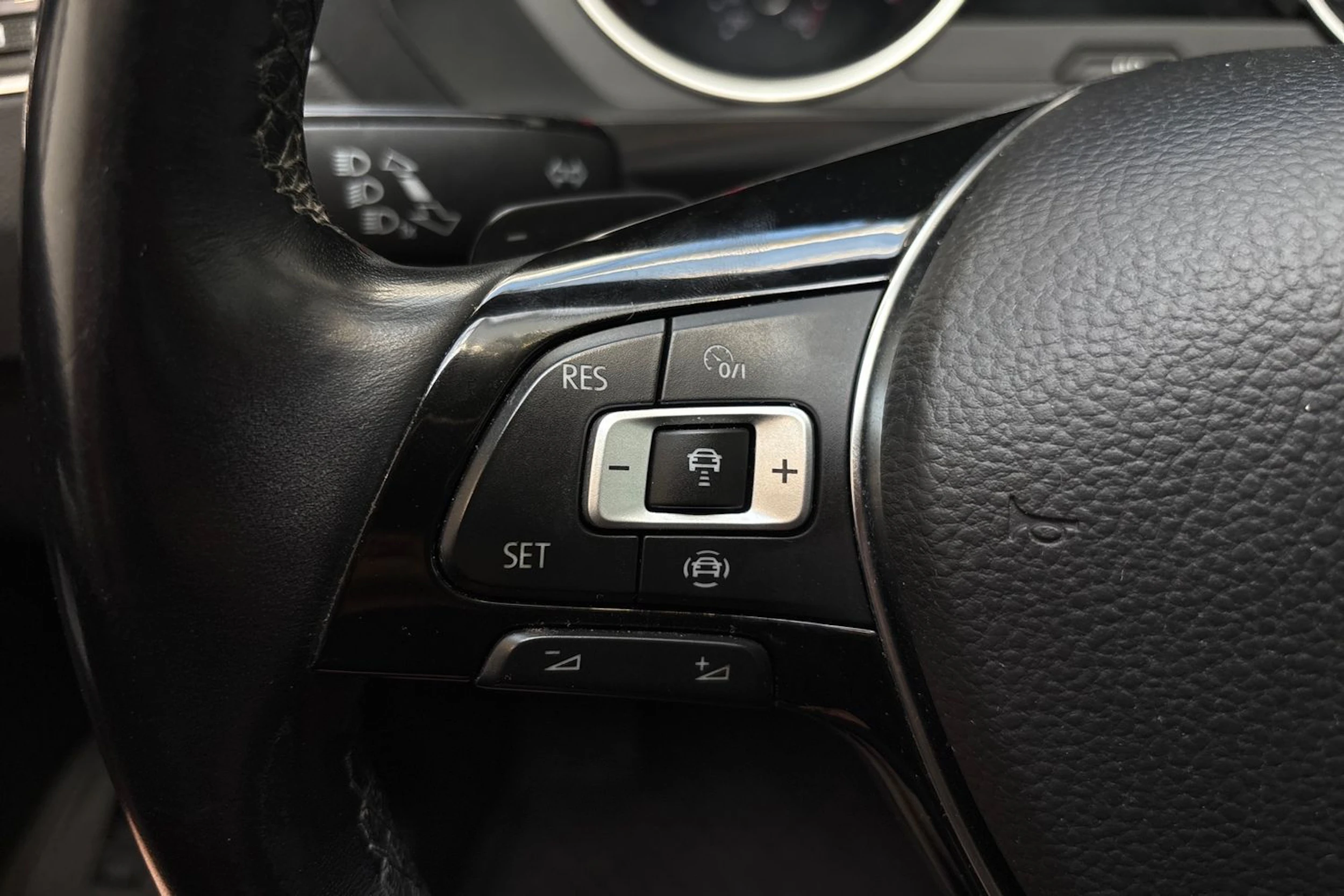 Sininen Volkswagen Tiguan 2019 kuva 13.