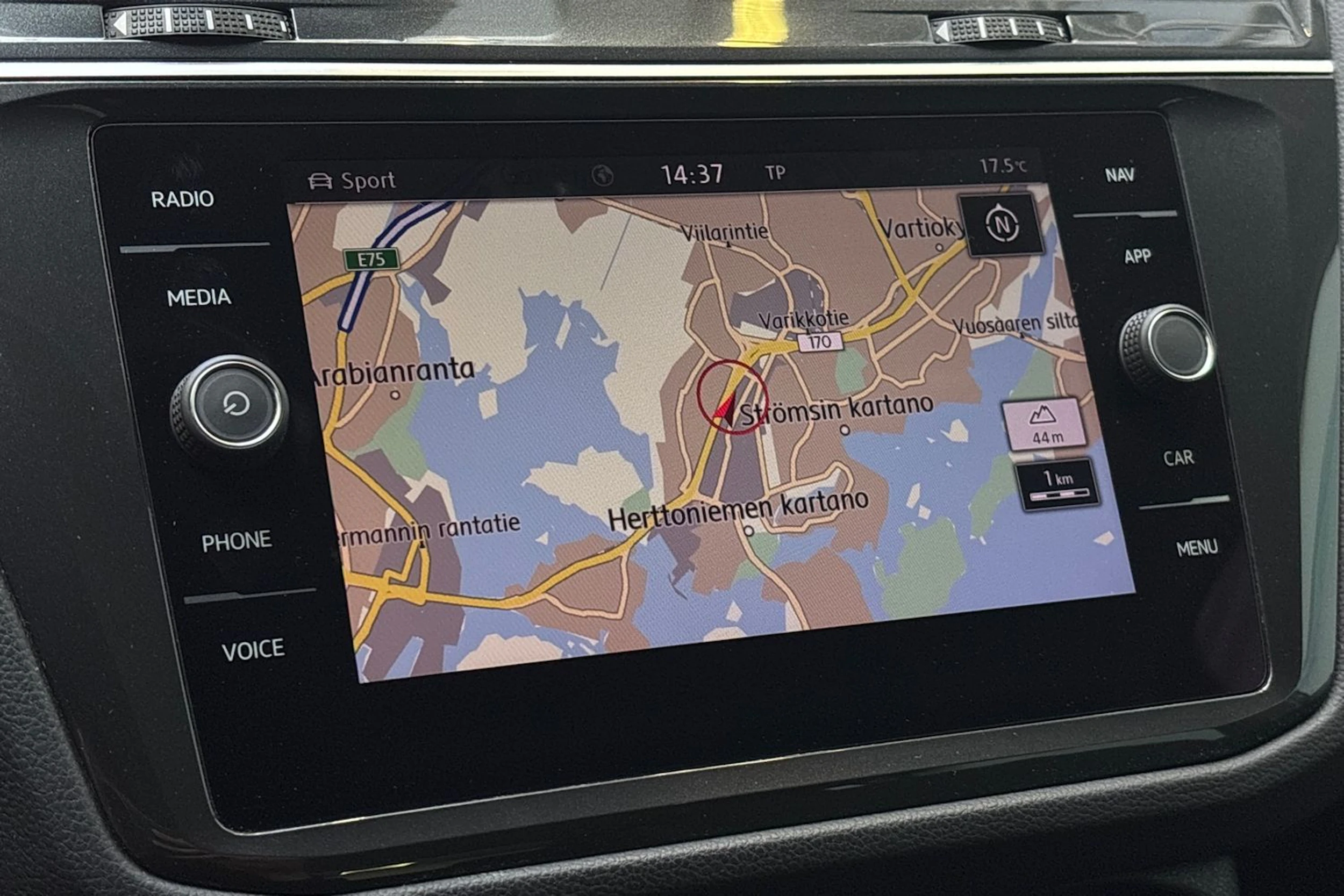 Sininen Volkswagen Tiguan 2019 kuva 16.