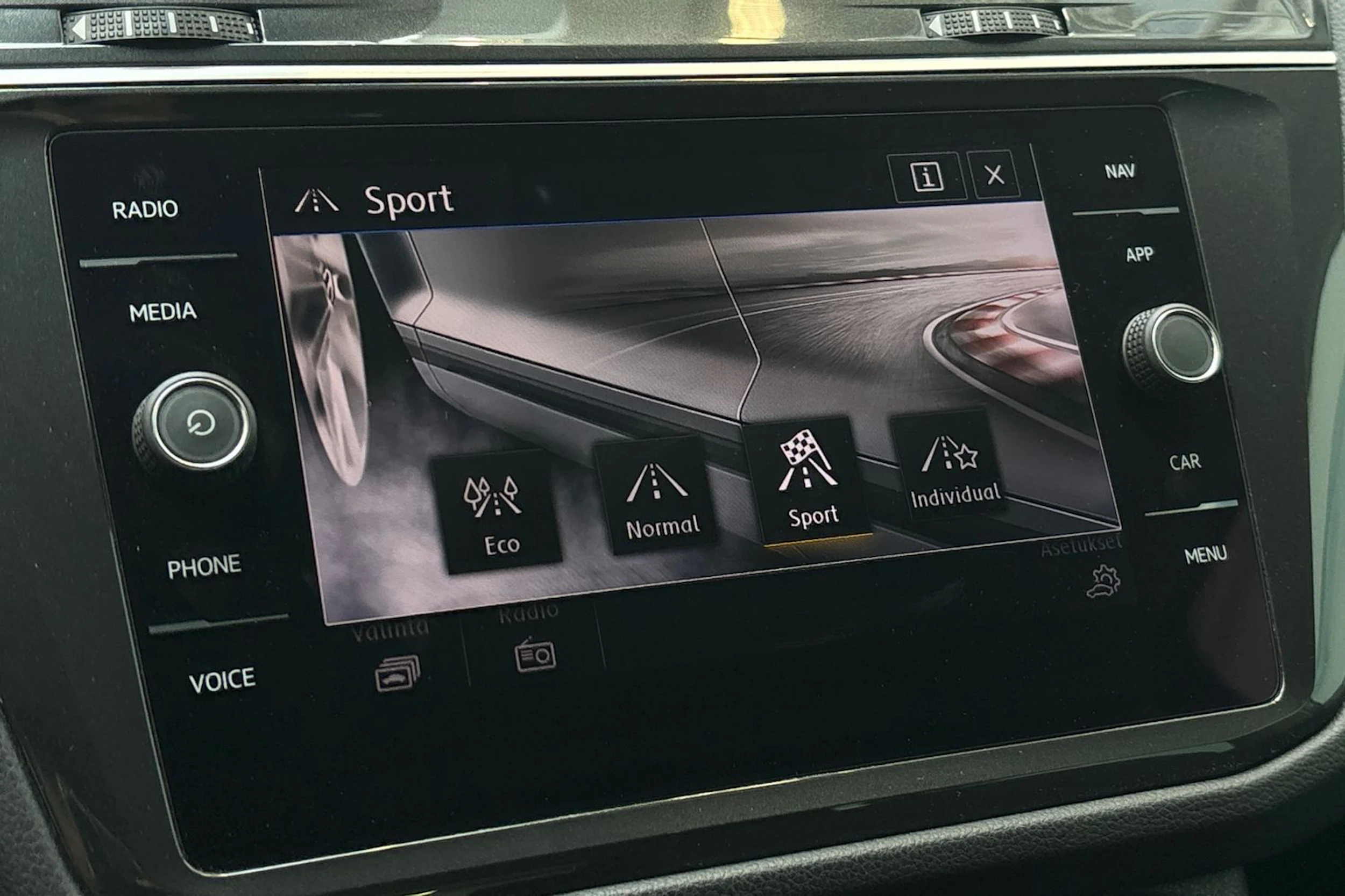 Sininen Volkswagen Tiguan 2019 kuva 17.