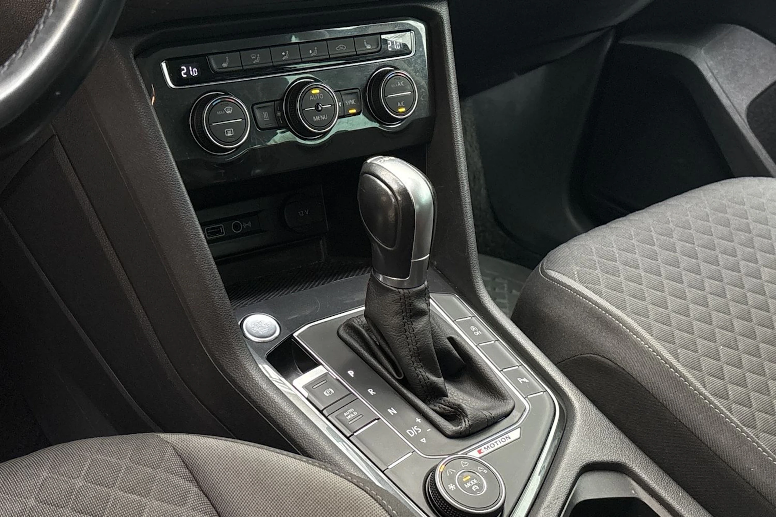 Sininen Volkswagen Tiguan 2019 kuva 26.
