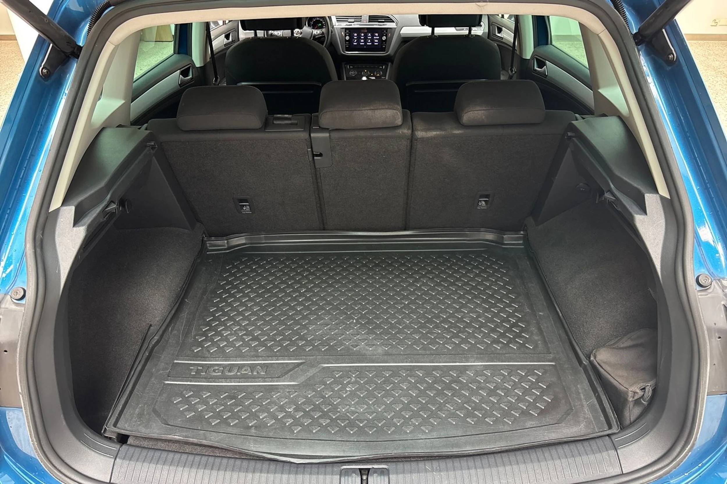 Sininen Volkswagen Tiguan 2019 kuva 28.