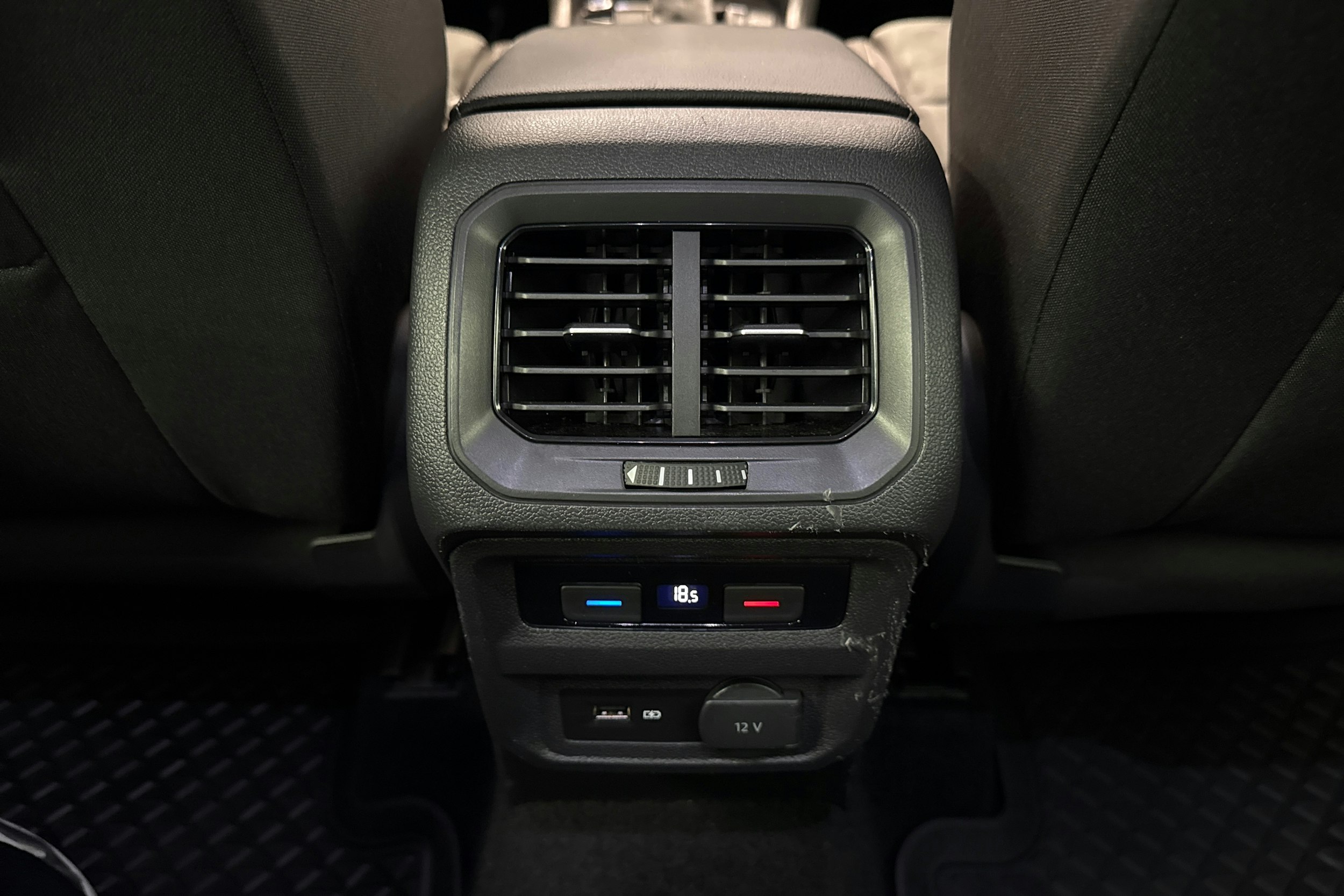 Musta Volkswagen Tiguan 2019 kuva 13.