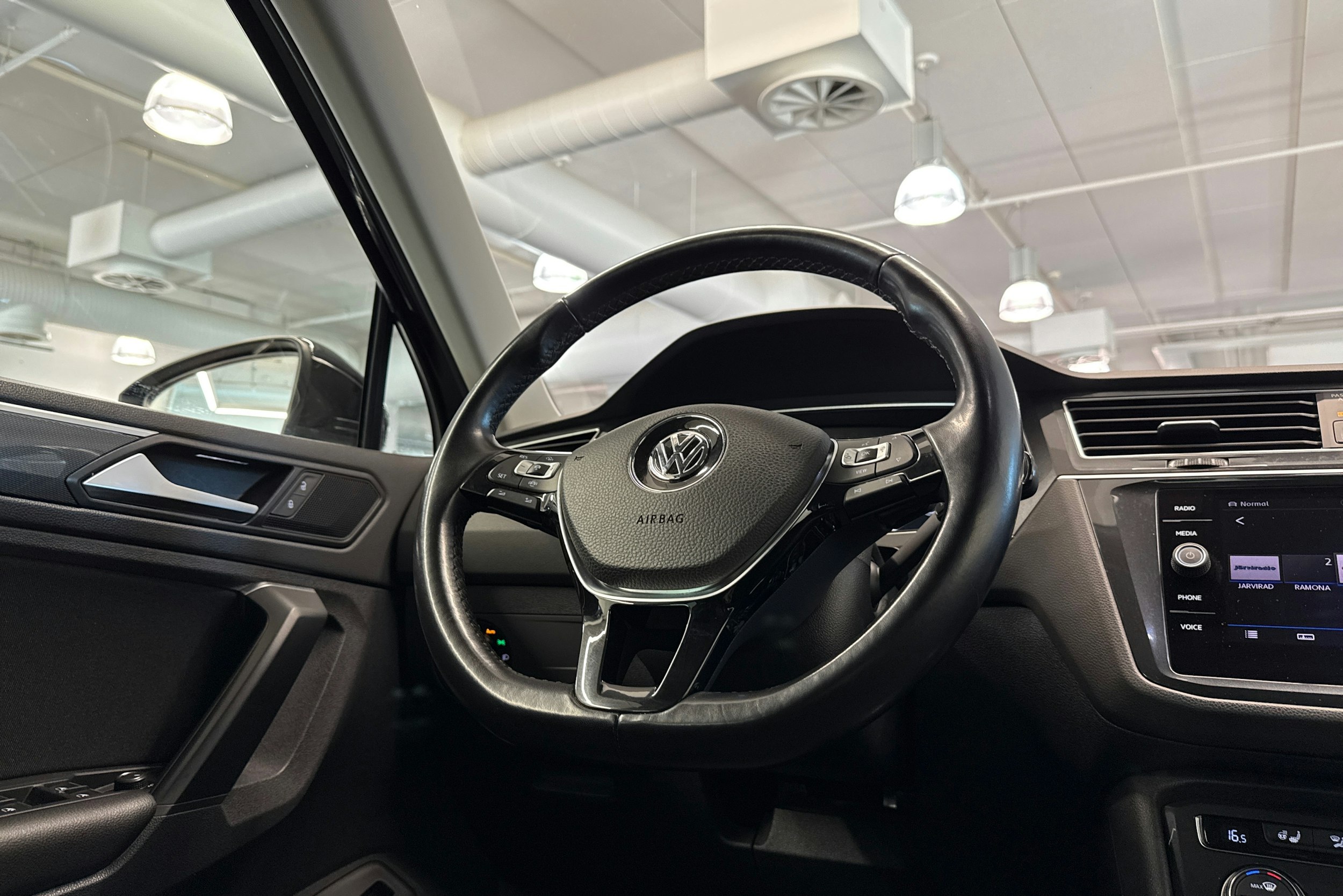 Musta Volkswagen Tiguan 2019 kuva 14.