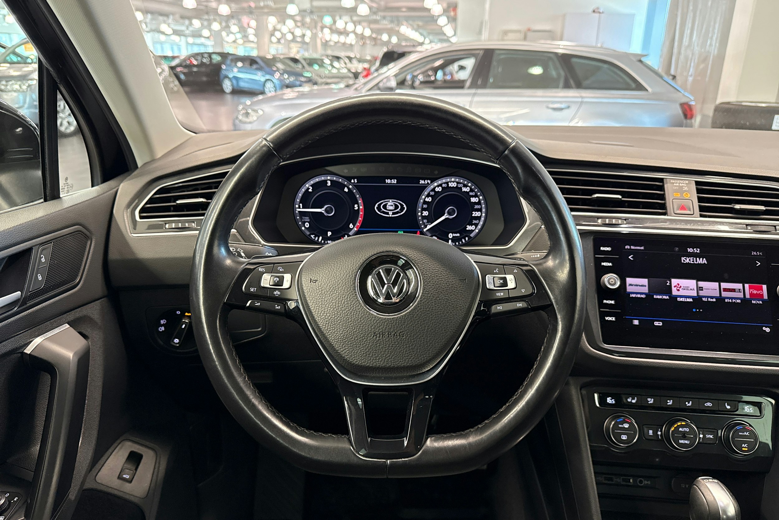 Musta Volkswagen Tiguan 2019 kuva 15.