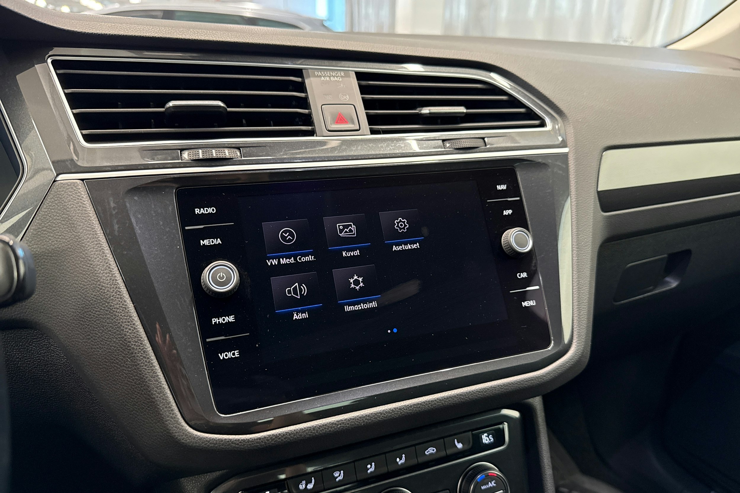 Musta Volkswagen Tiguan 2019 kuva 28.