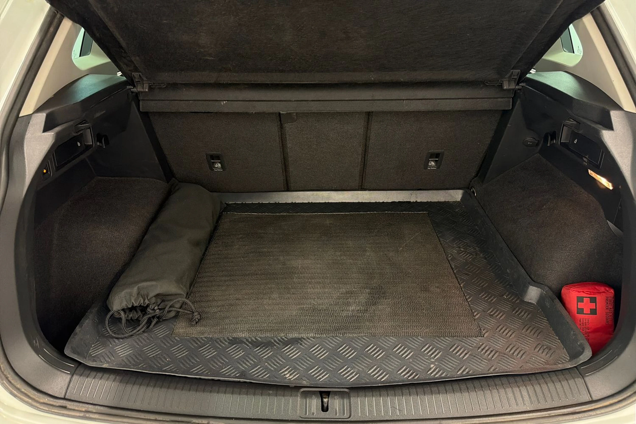 valkoinen Volkswagen Tiguan 2019 kuva 17.