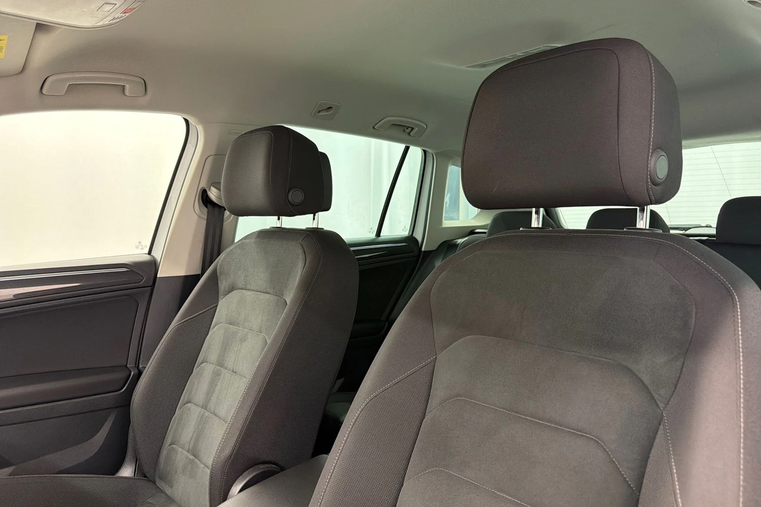 valkoinen Volkswagen Tiguan 2019 kuva 37.