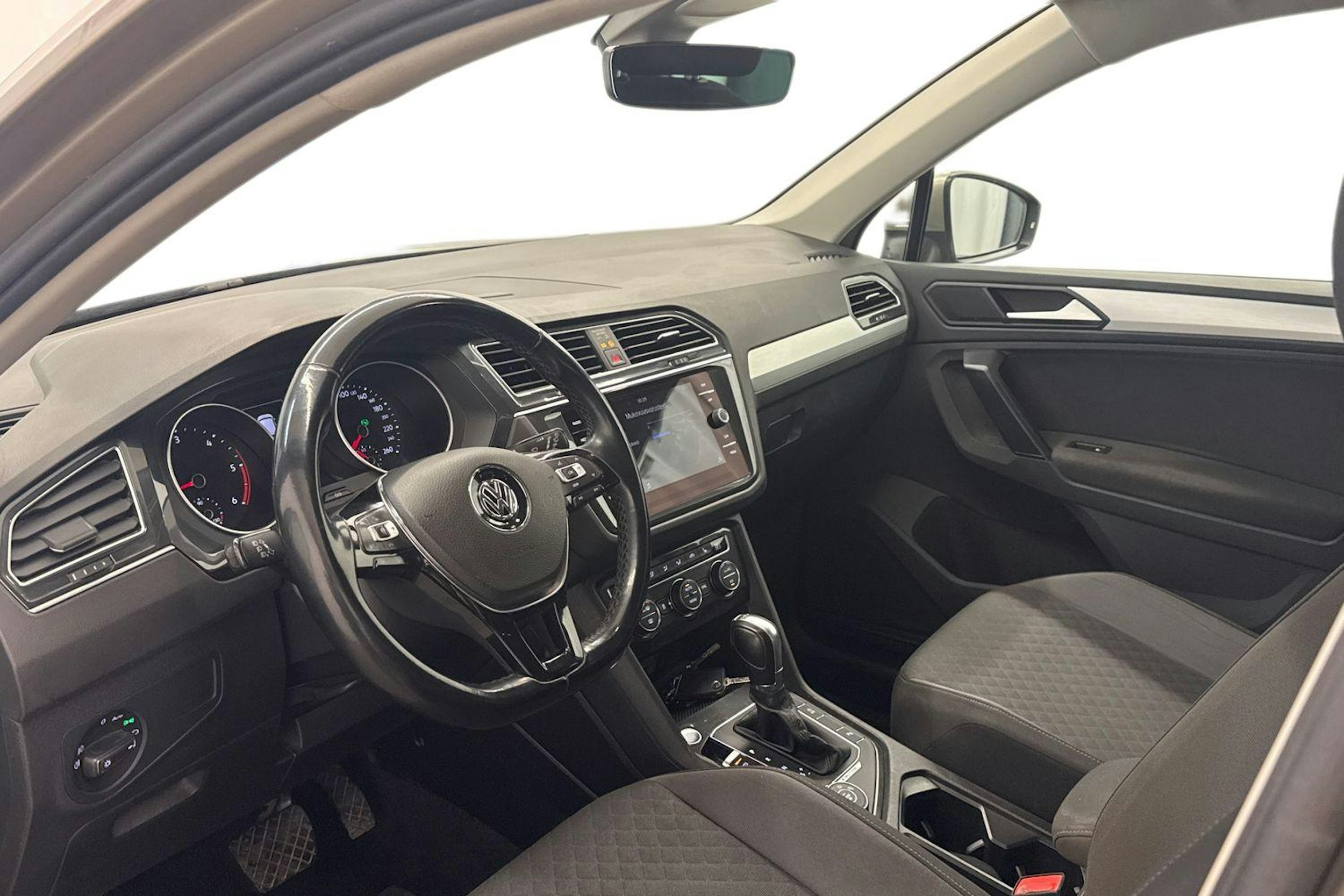 Ruskea (beige) Volkswagen Tiguan 2019 kuva 7.