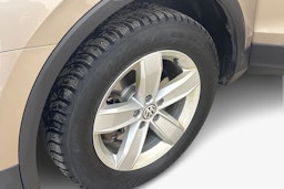 Ruskea (beige) Volkswagen Tiguan 2019 kuva 11.