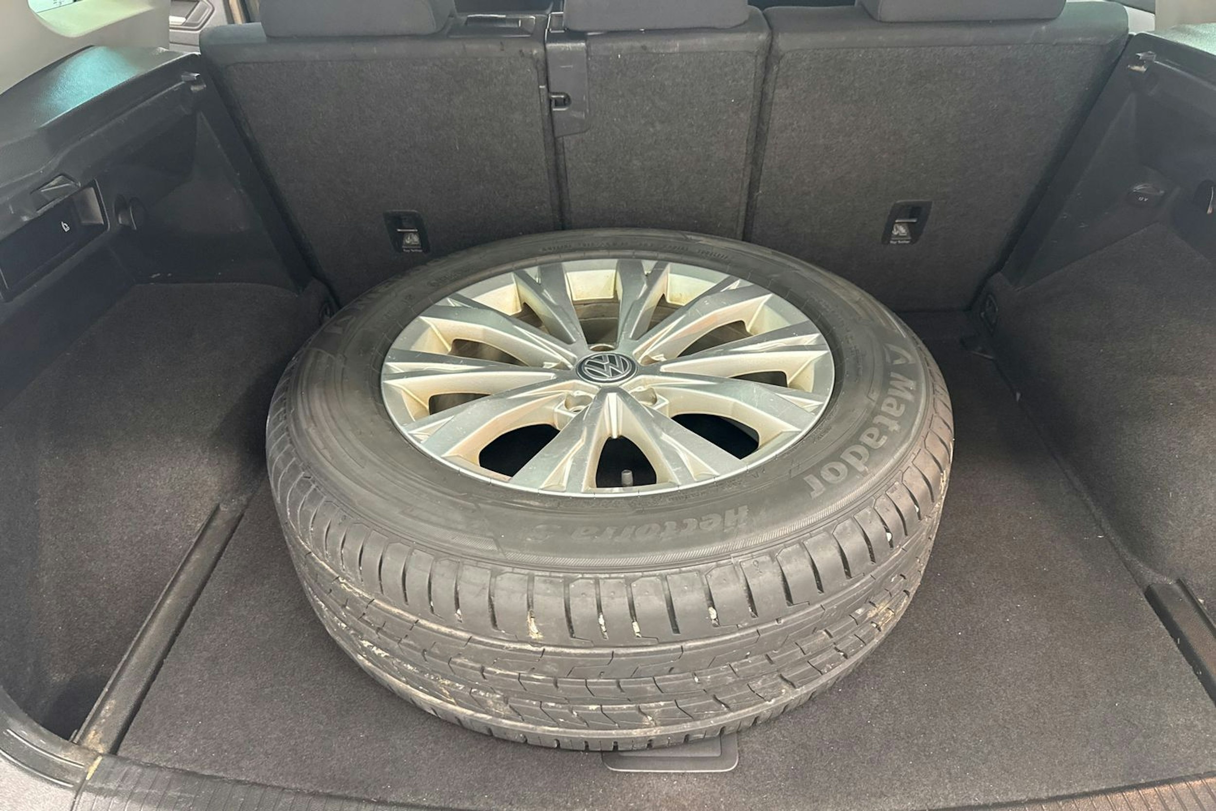 Ruskea (beige) Volkswagen Tiguan 2019 kuva 13.