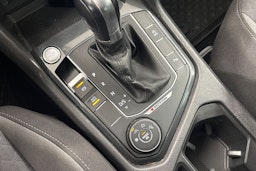 Ruskea (beige) Volkswagen Tiguan 2019 kuva 16.