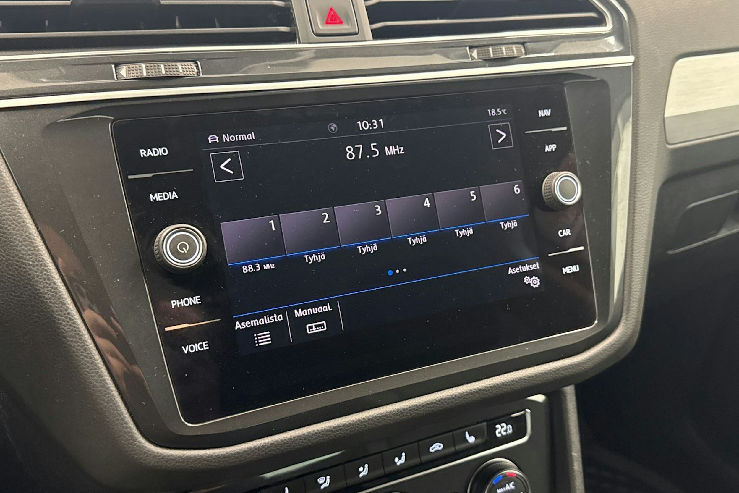 Ruskea (beige) Volkswagen Tiguan 2019 kuva 18.