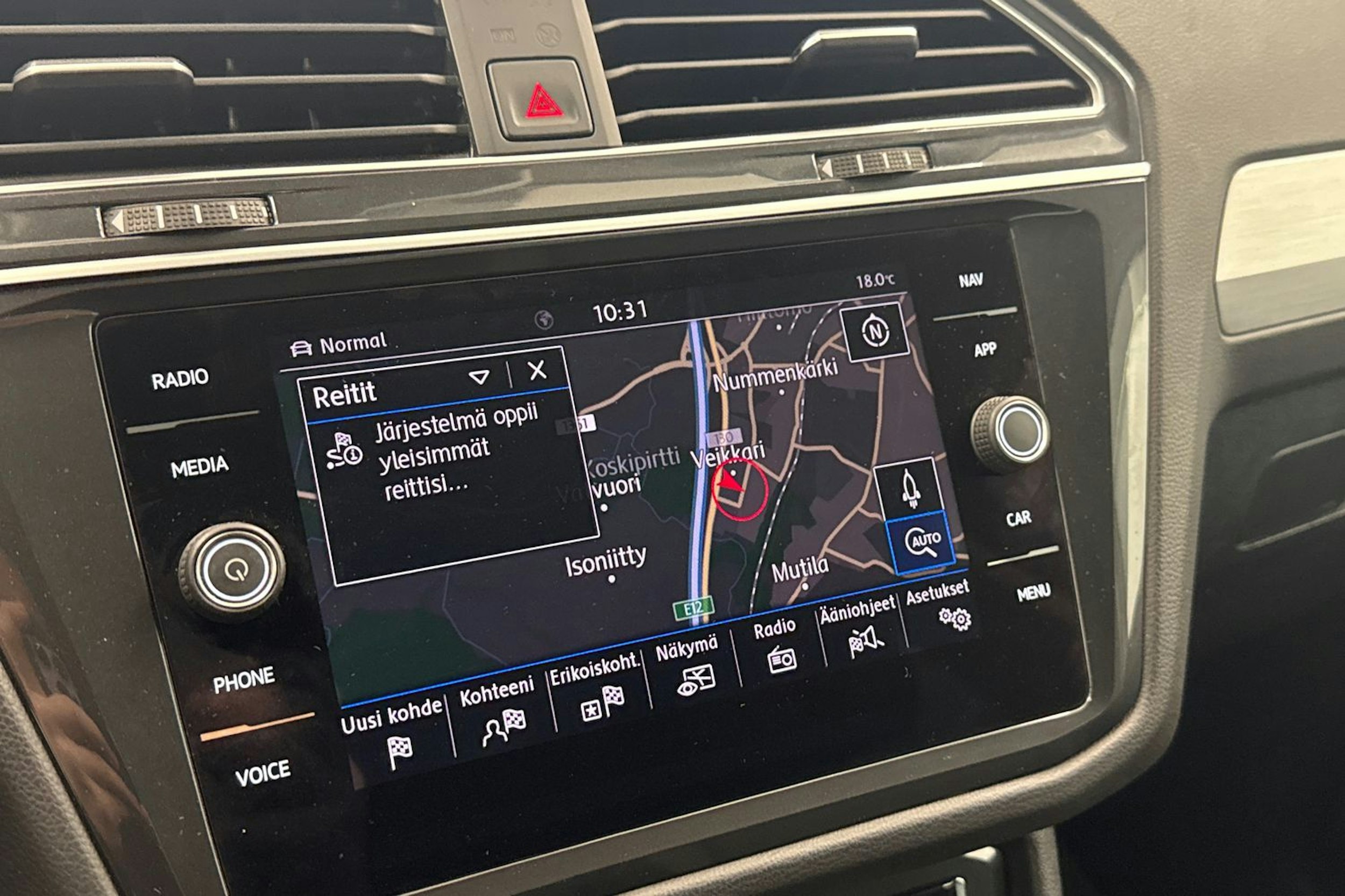 Ruskea (beige) Volkswagen Tiguan 2019 kuva 19.