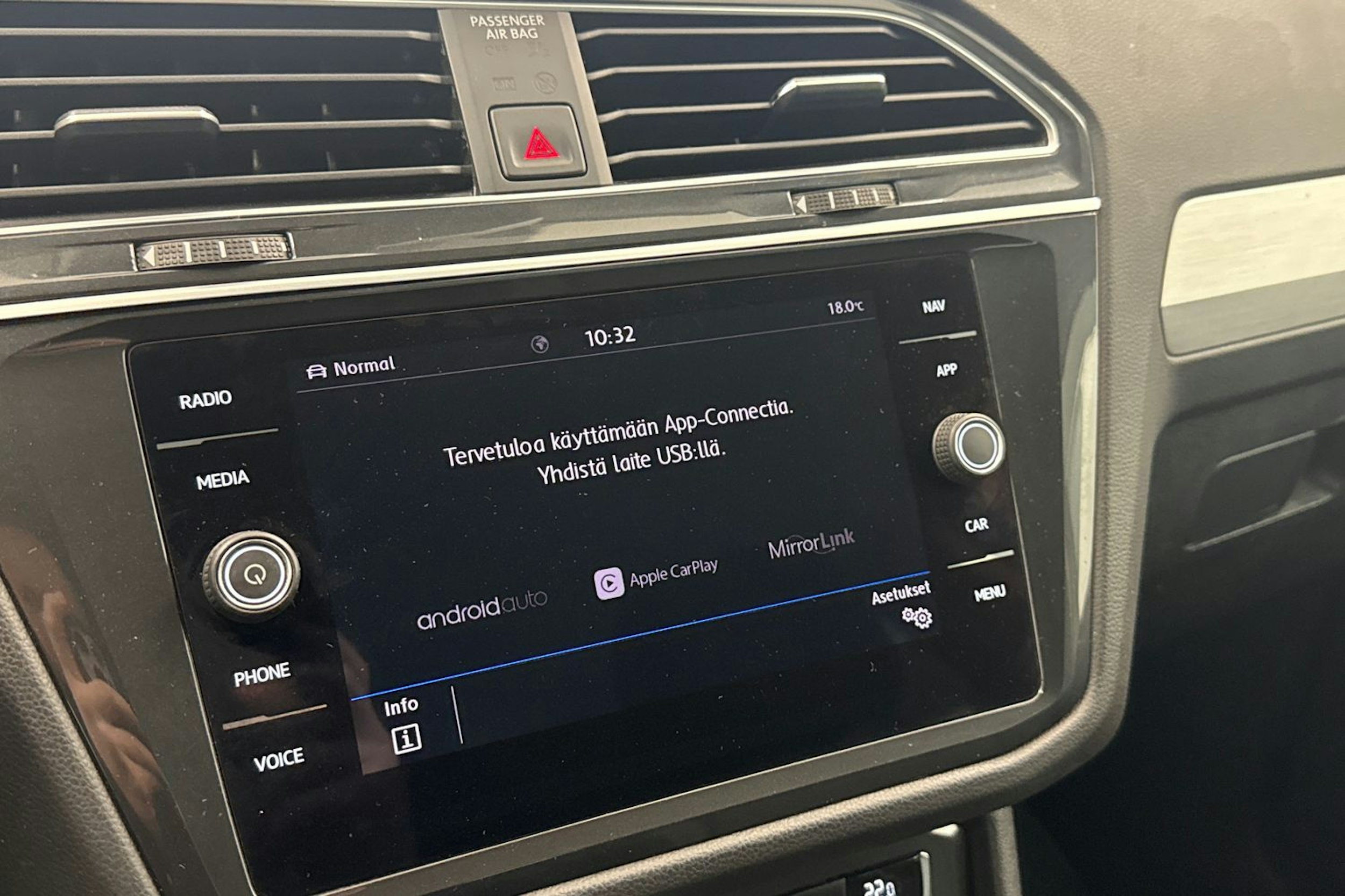 Ruskea (beige) Volkswagen Tiguan 2019 kuva 20.