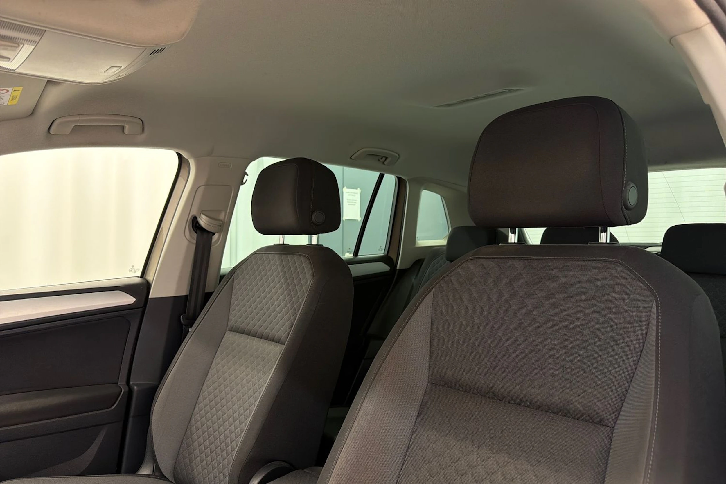 Ruskea (beige) Volkswagen Tiguan 2019 kuva 29.