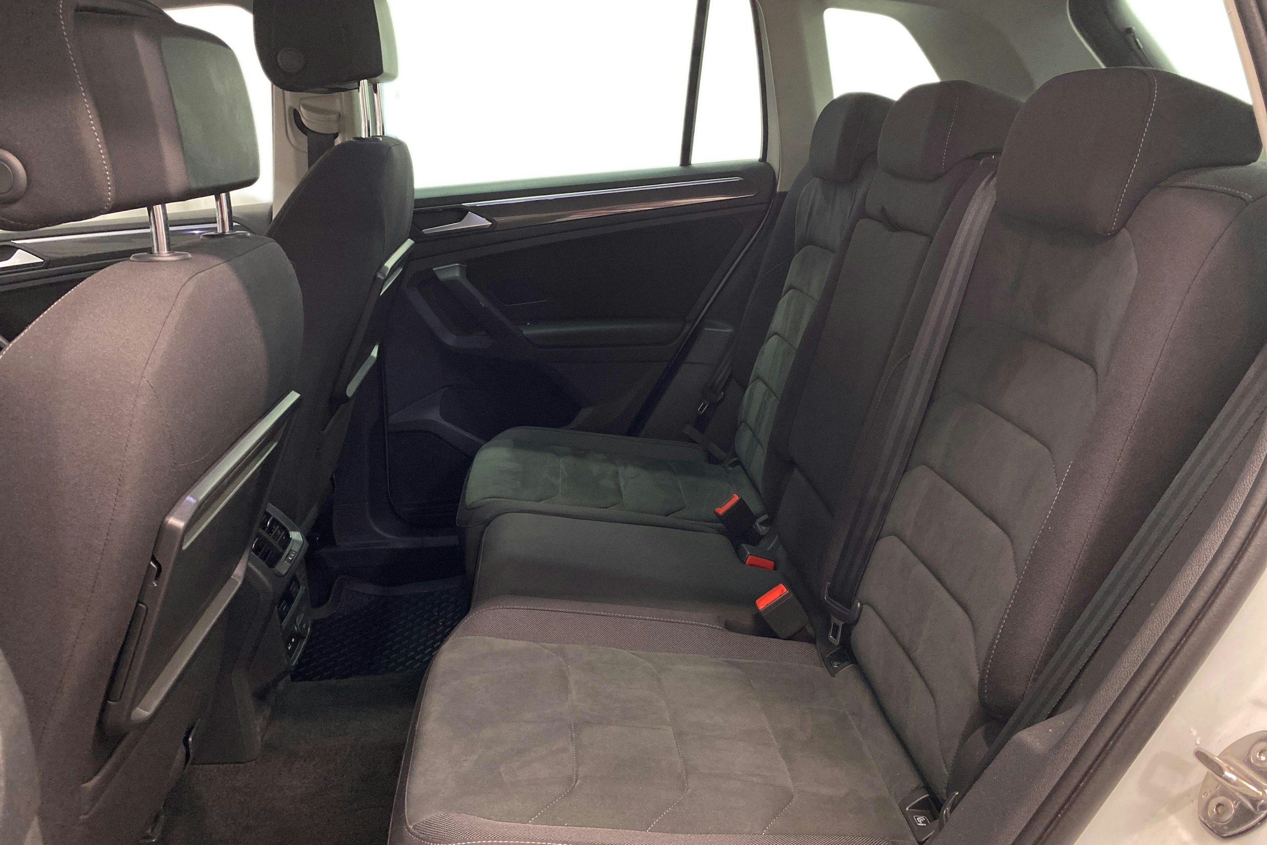 Valkoinen Volkswagen Tiguan 2019 kuva 8.