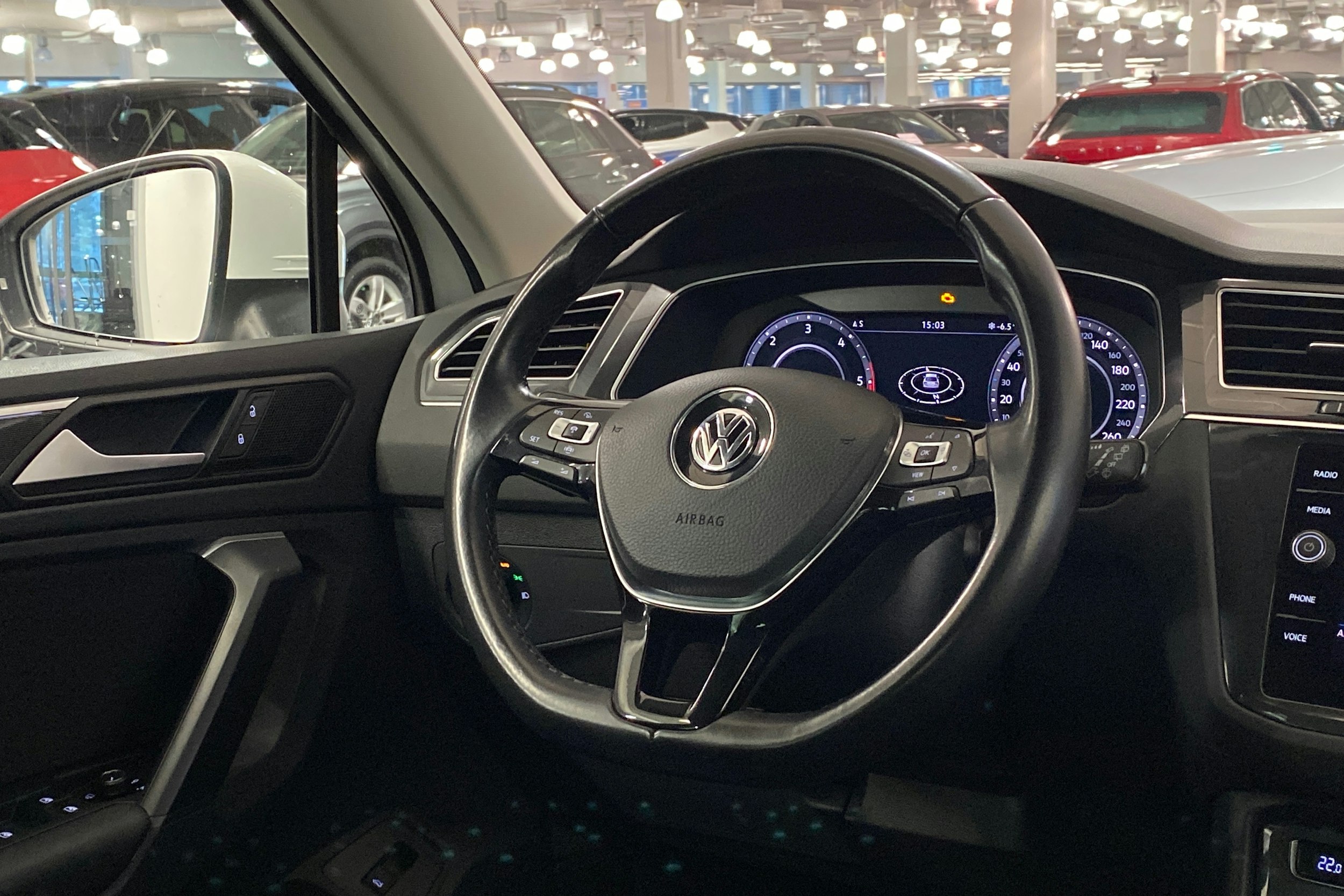 Valkoinen Volkswagen Tiguan 2019 kuva 11.