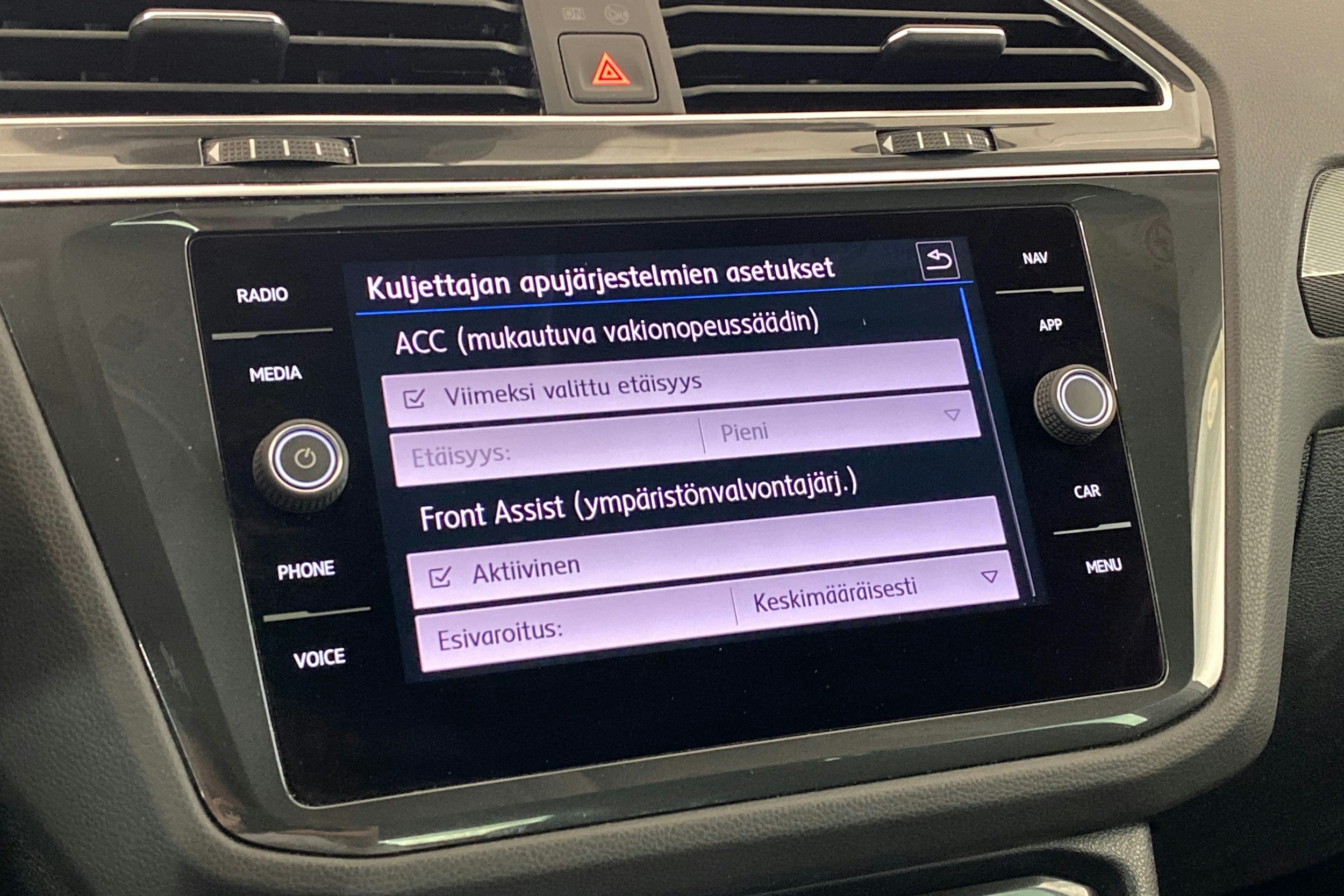 Valkoinen Volkswagen Tiguan 2019 kuva 14.