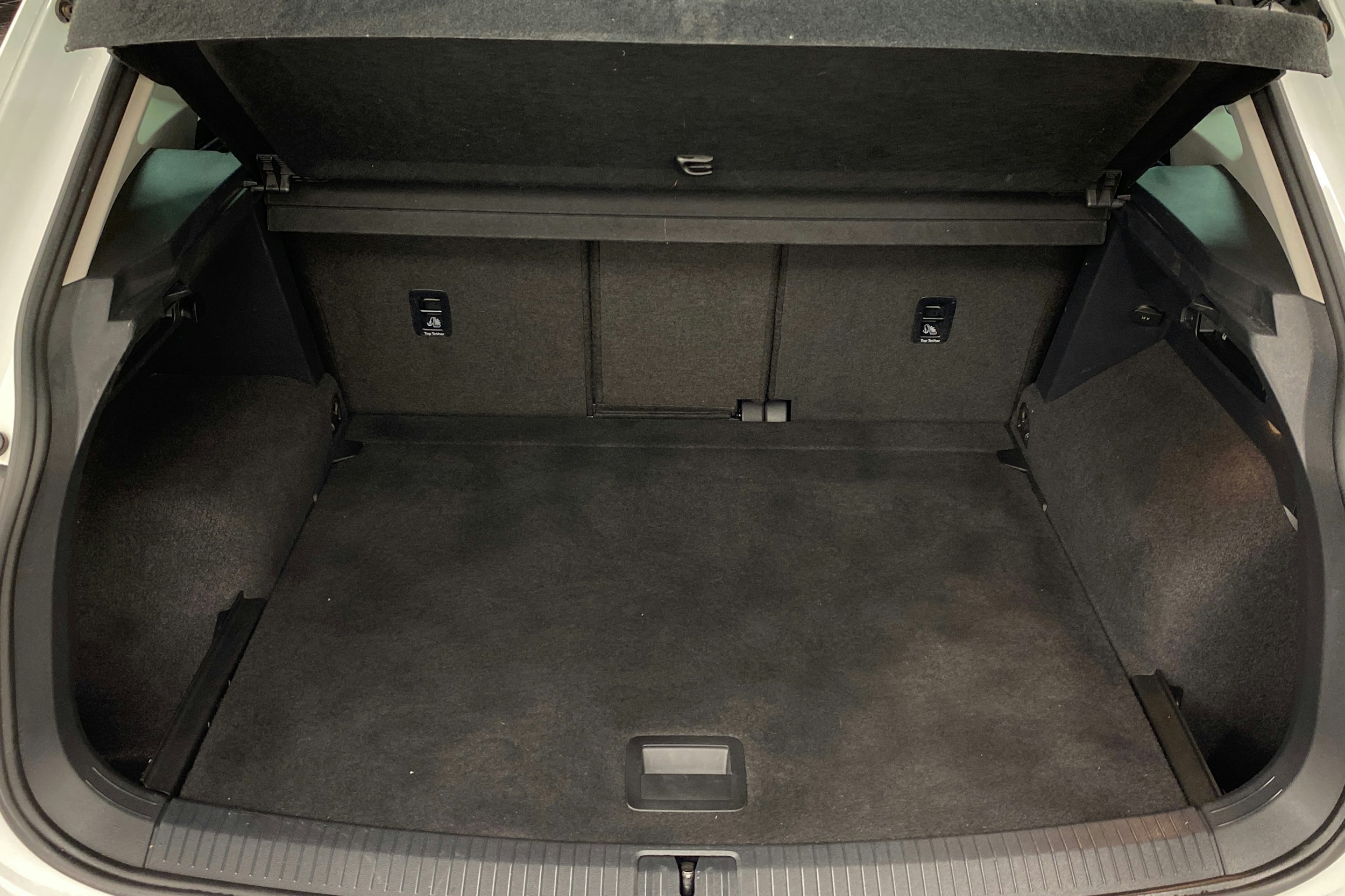 Valkoinen Volkswagen Tiguan 2019 kuva 23.