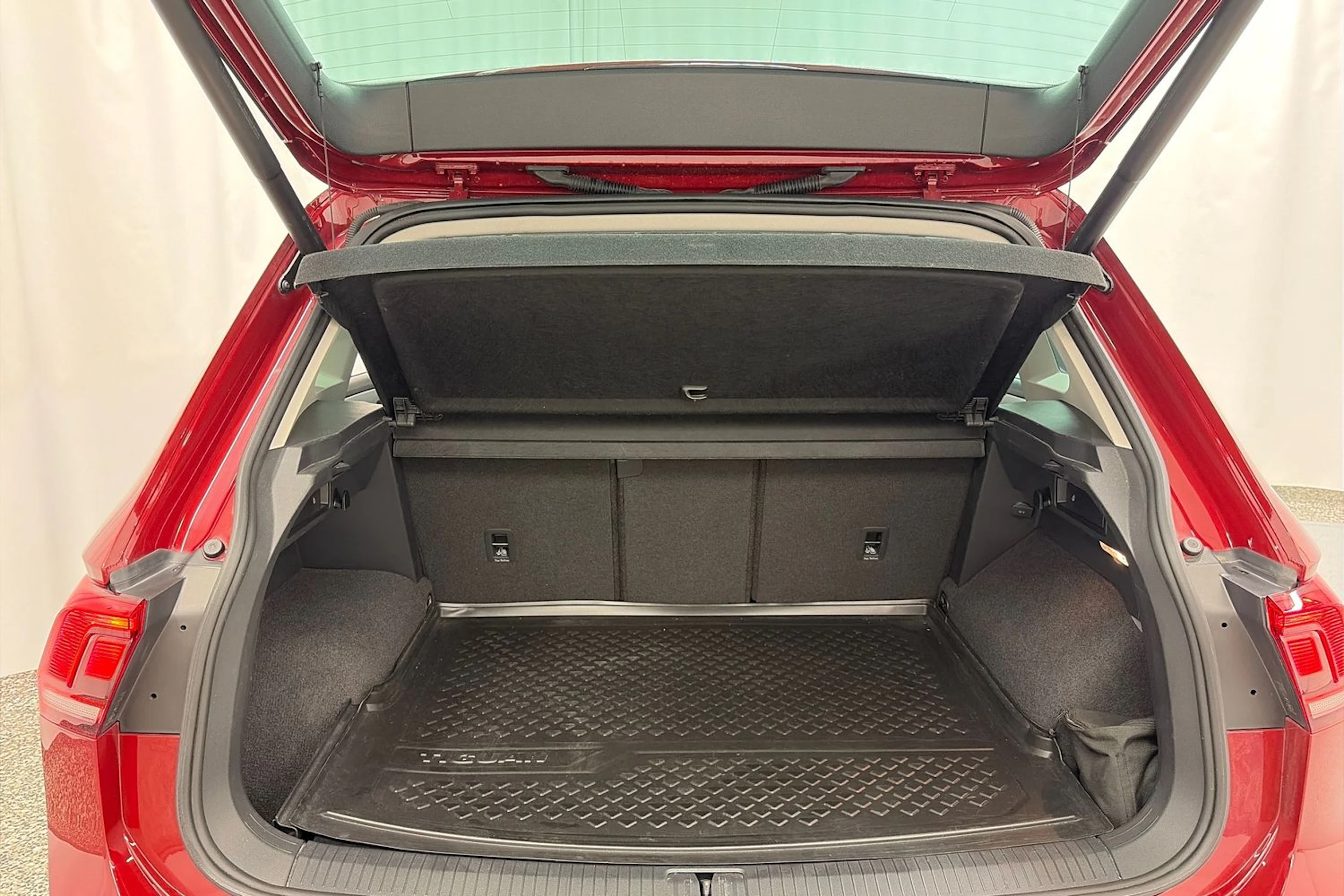 Punainen Volkswagen Tiguan 2019 kuva 12.