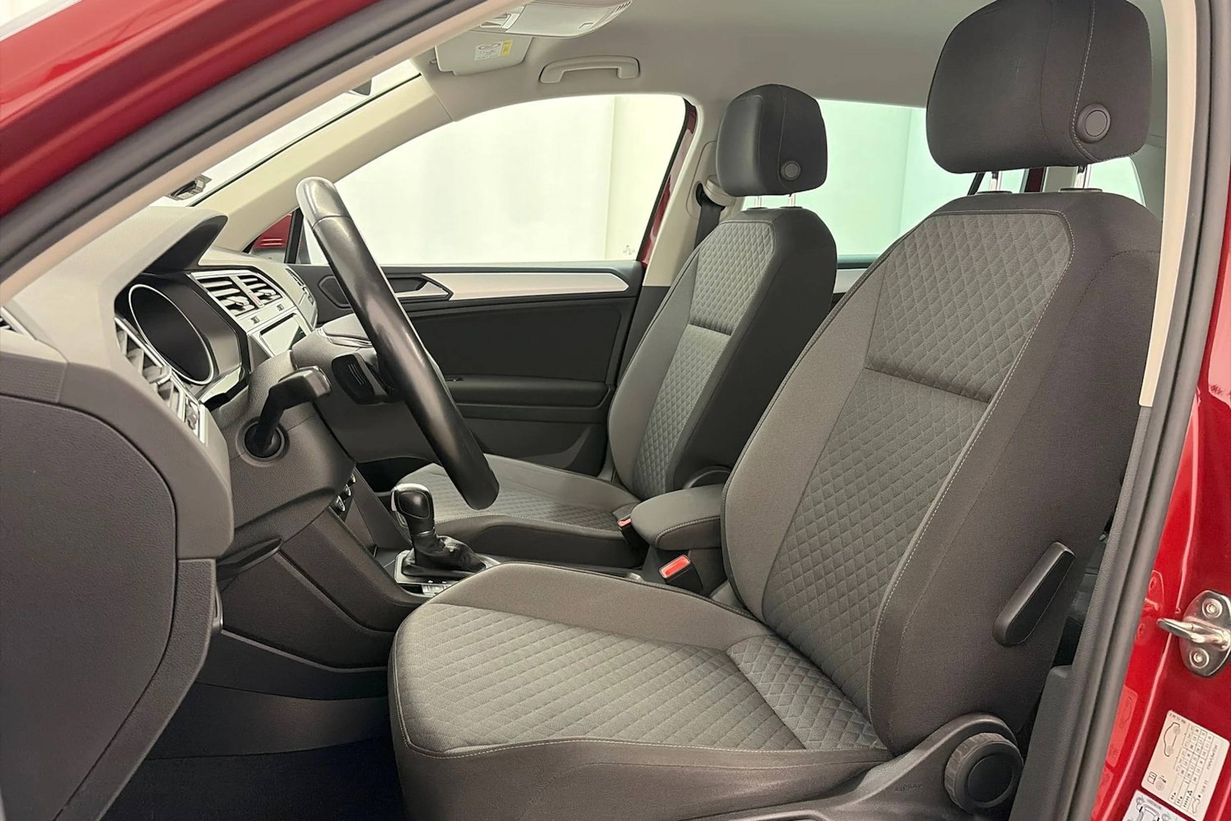 Punainen Volkswagen Tiguan 2019 kuva 15.