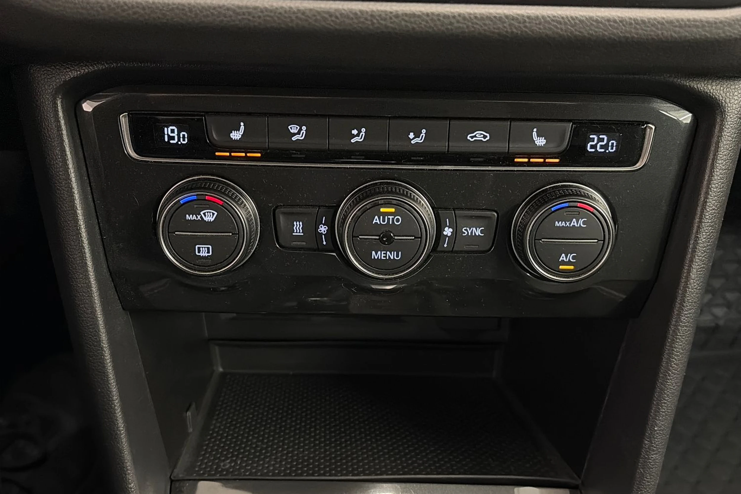 Punainen Volkswagen Tiguan 2019 kuva 27.