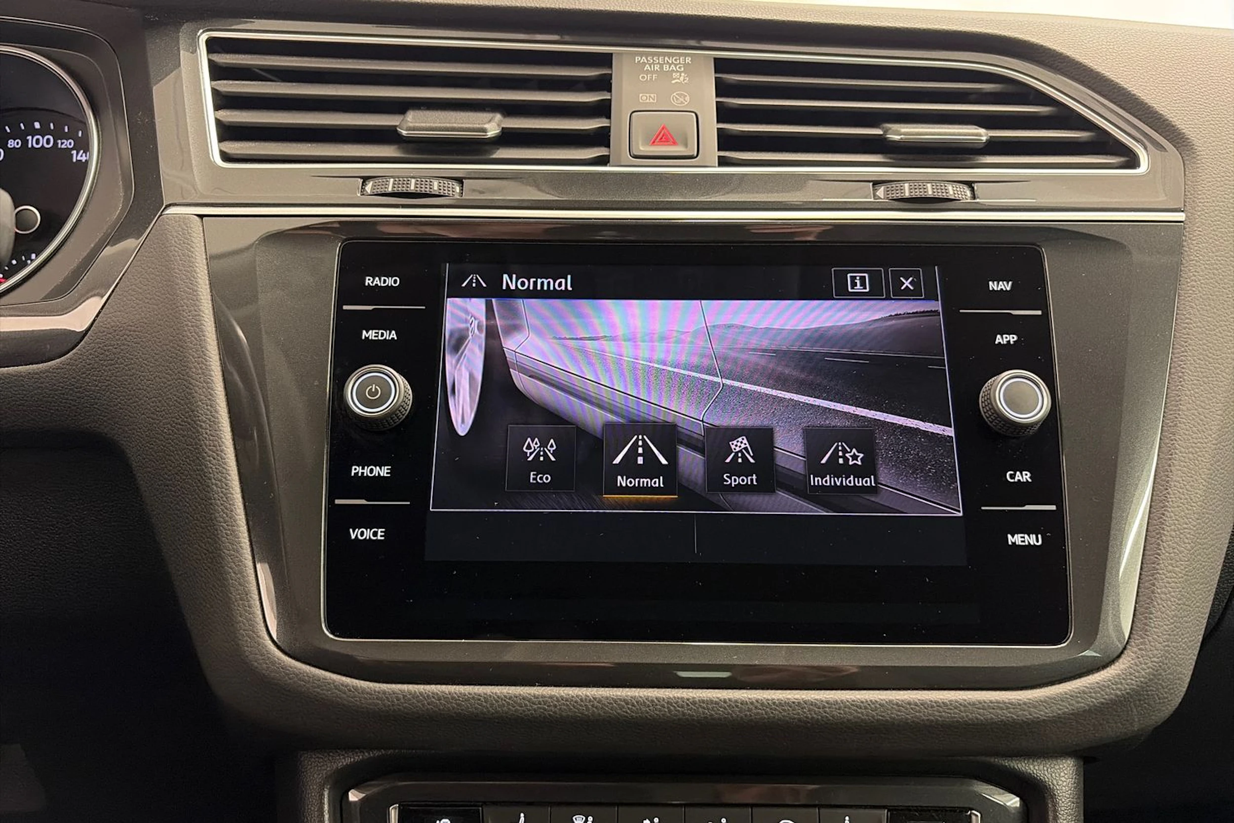 Punainen Volkswagen Tiguan 2019 kuva 28.