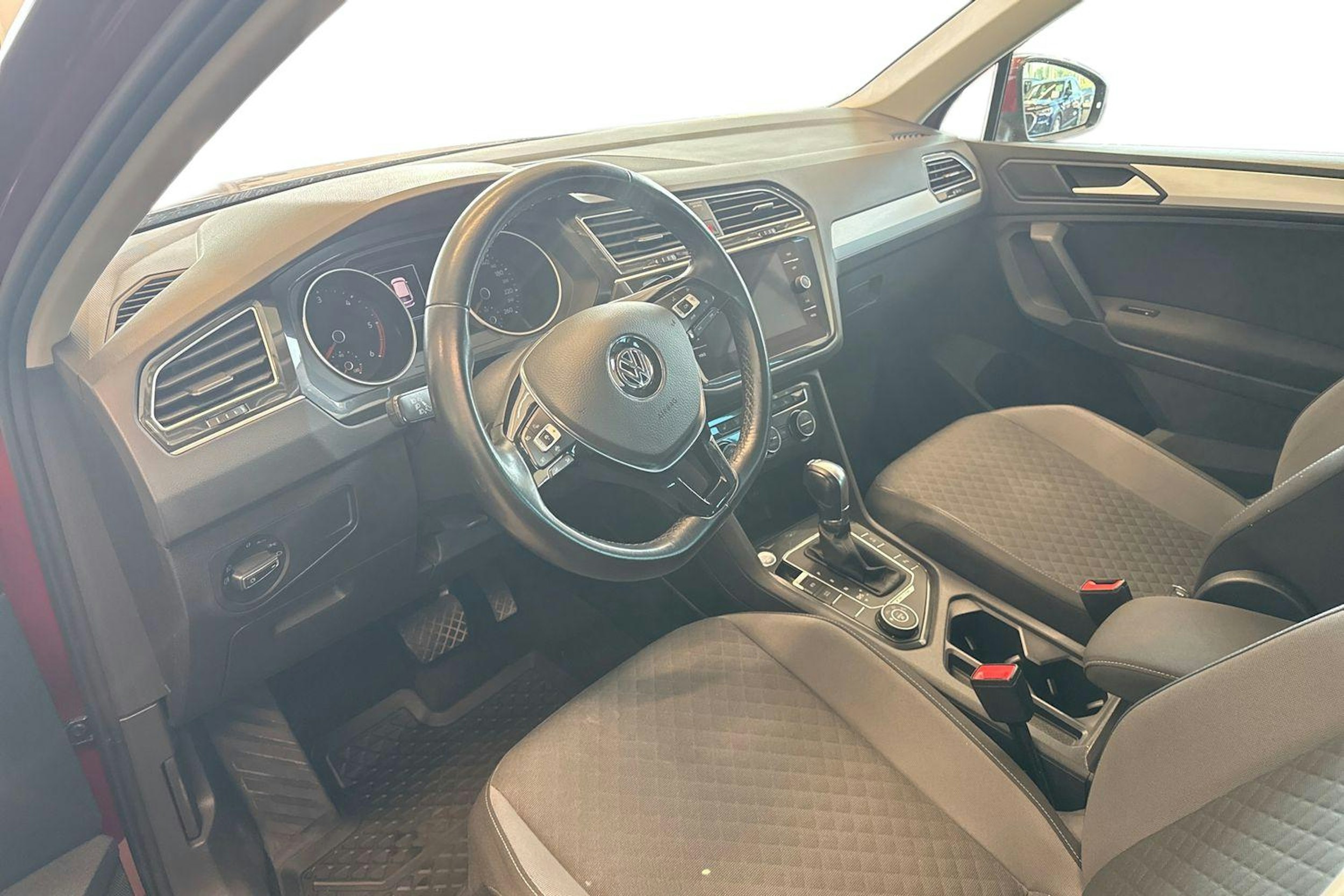 punainen Volkswagen Tiguan 2019 kuva 7.