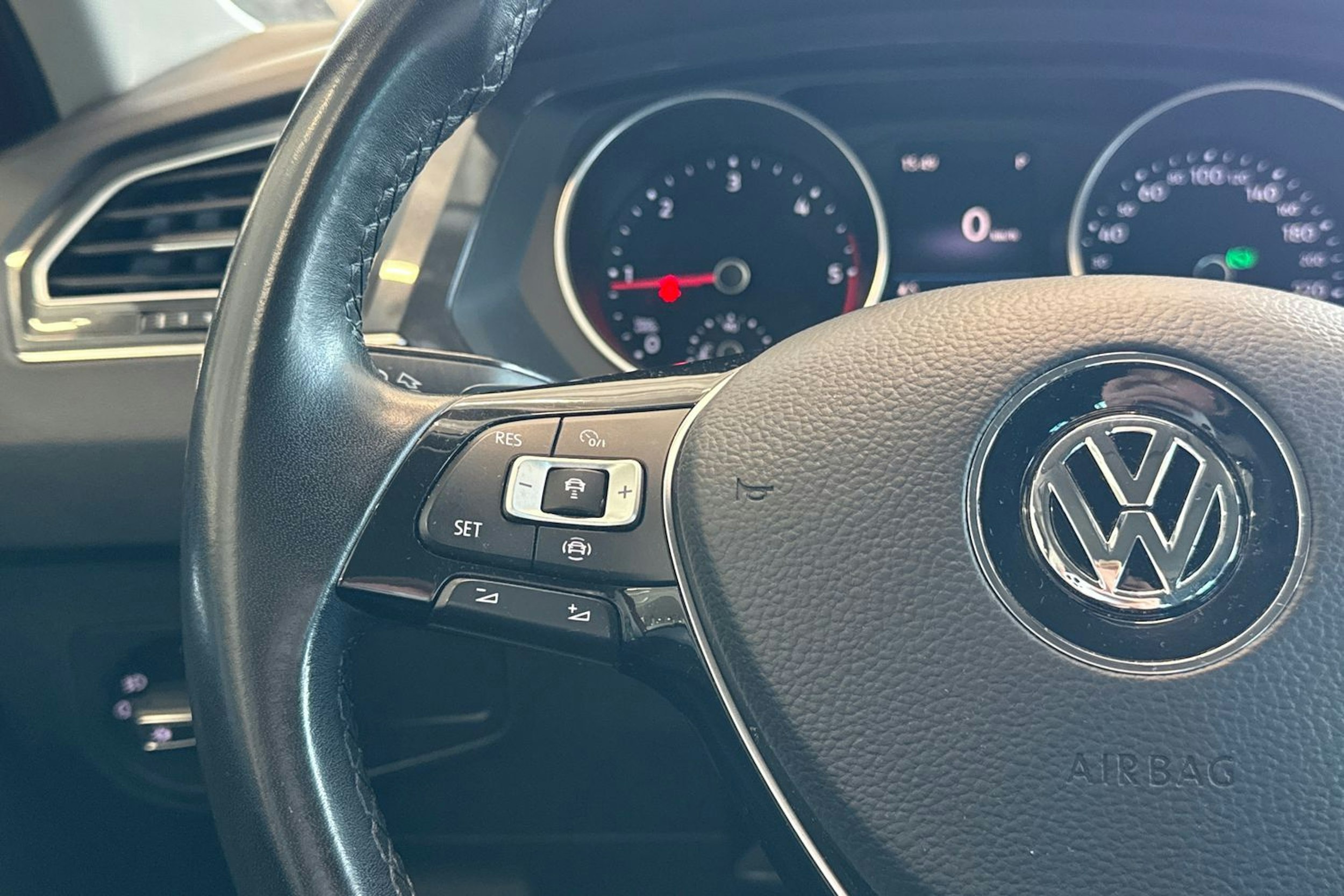 punainen Volkswagen Tiguan 2019 kuva 15.