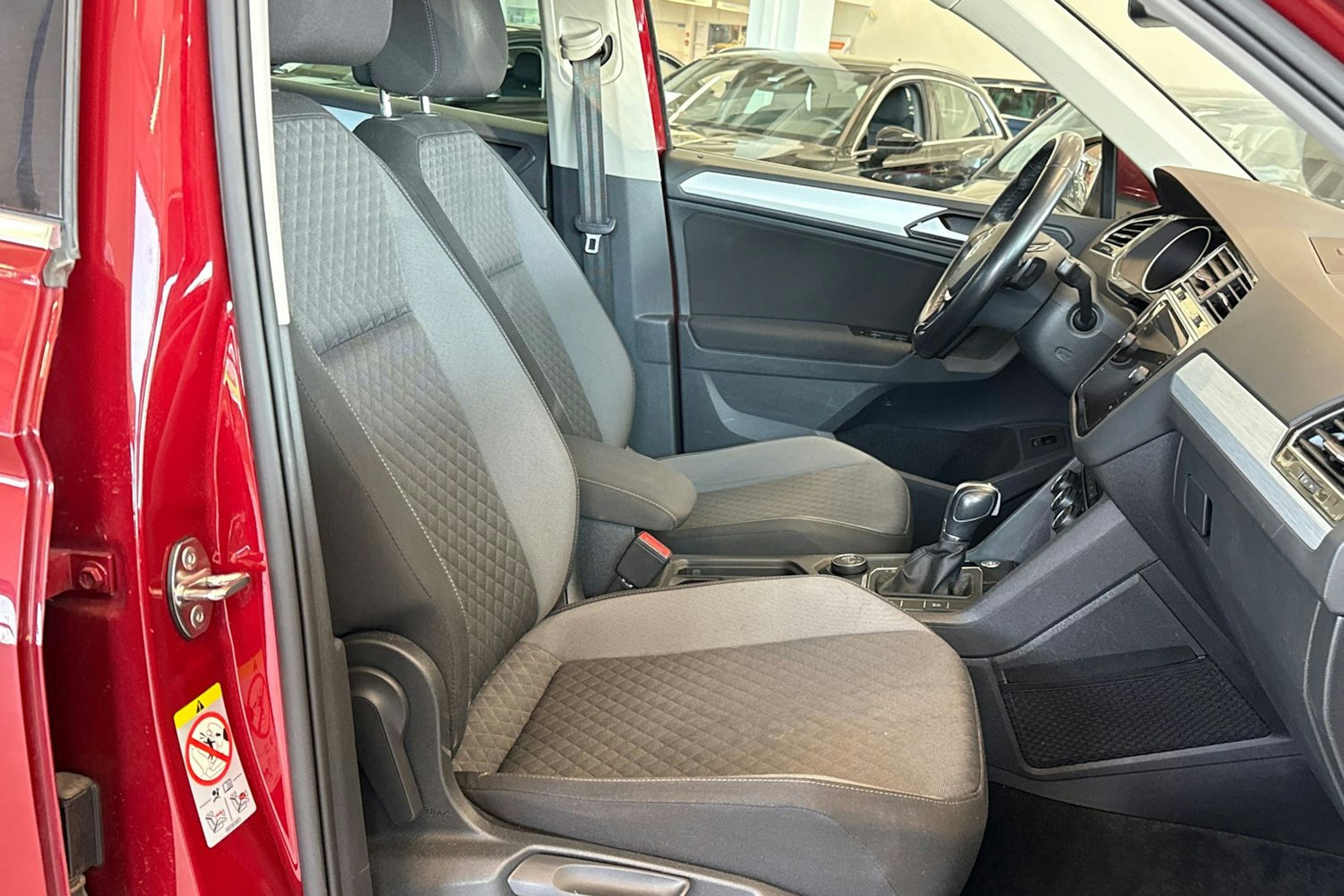 punainen Volkswagen Tiguan 2019 kuva 26.