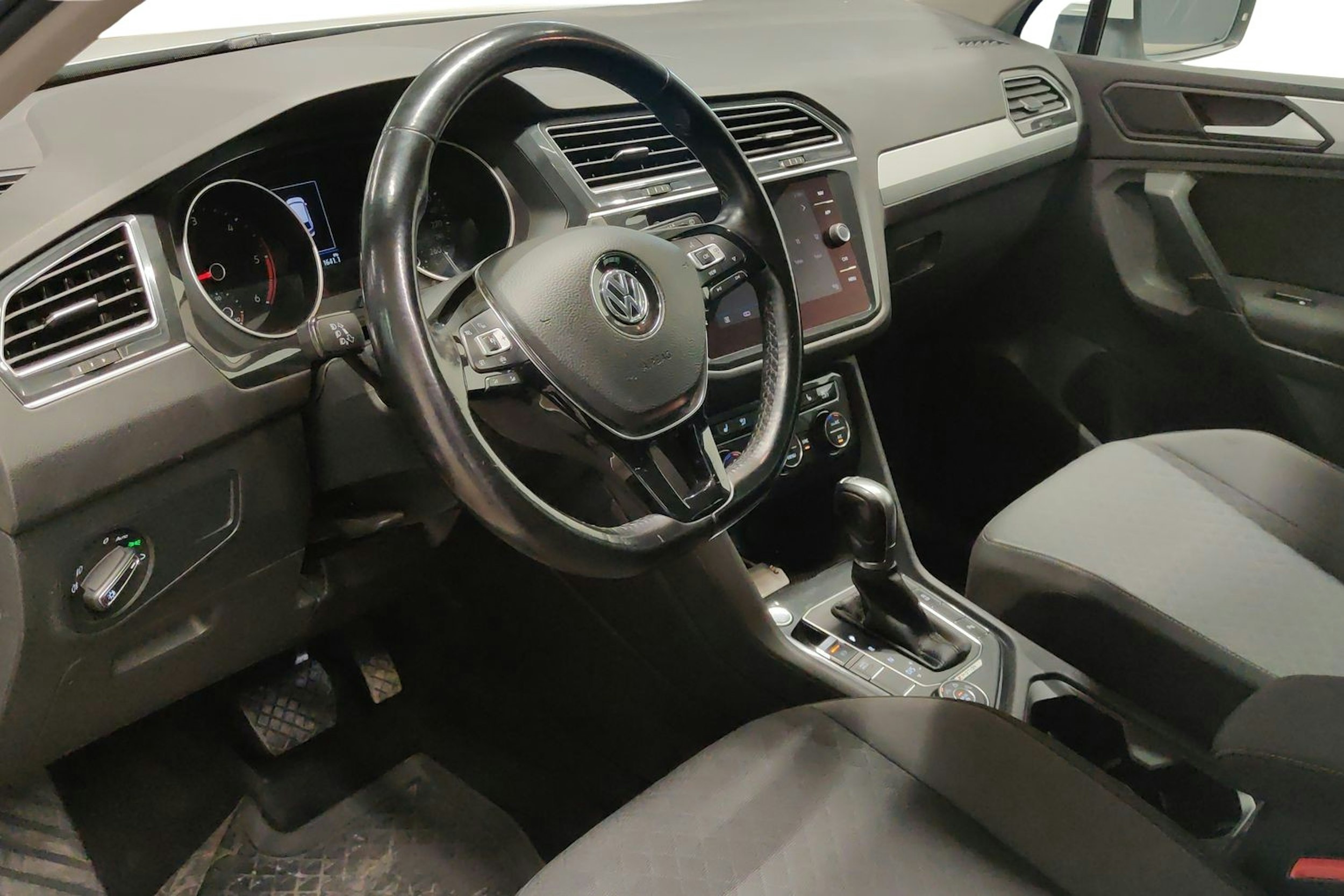Valkoinen Volkswagen Tiguan 2019 kuva 6.
