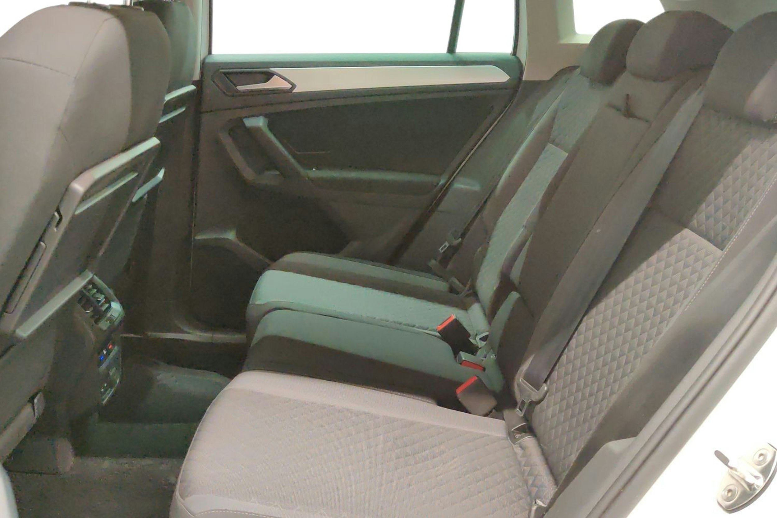 Valkoinen Volkswagen Tiguan 2019 kuva 8.