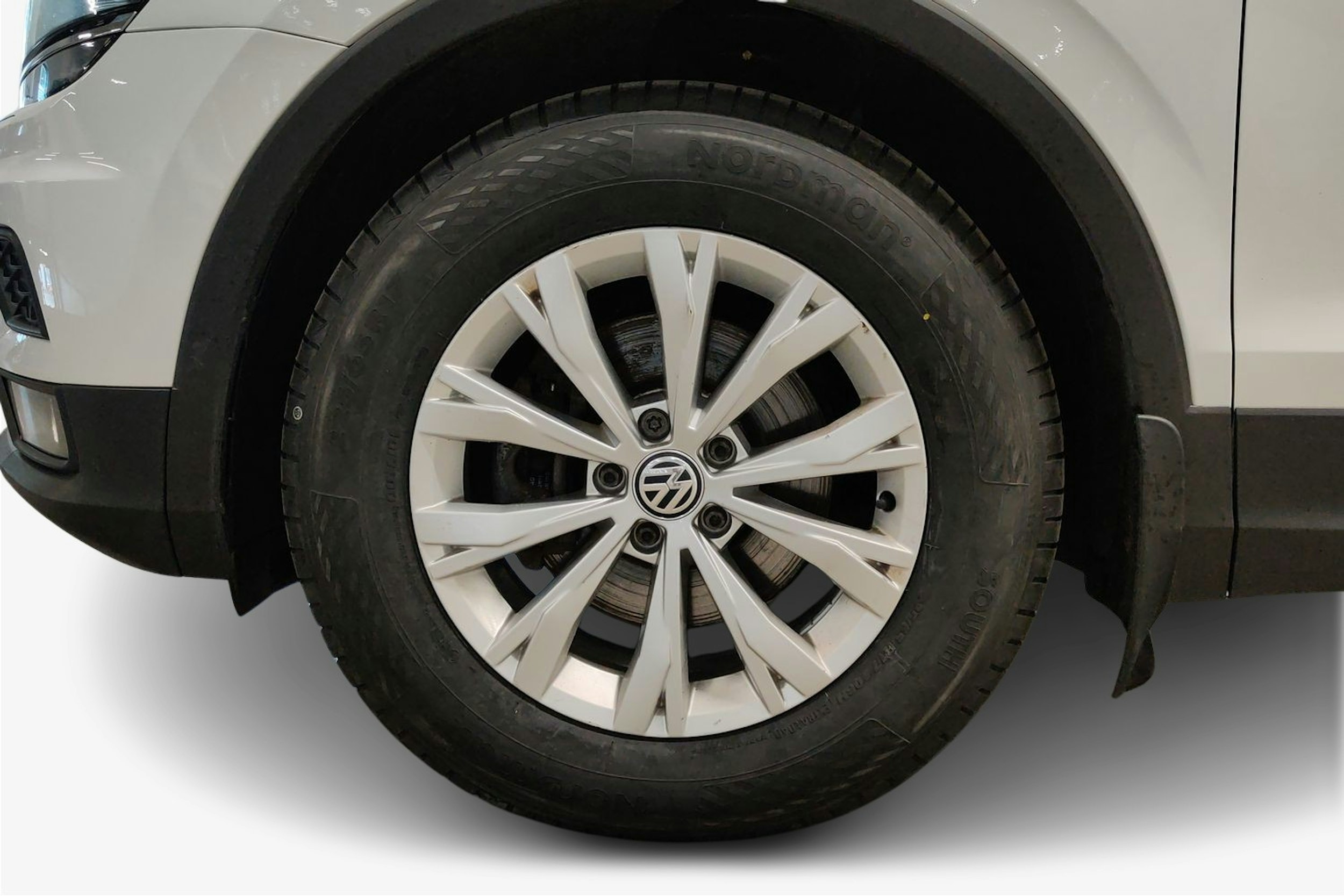 Valkoinen Volkswagen Tiguan 2019 kuva 9.