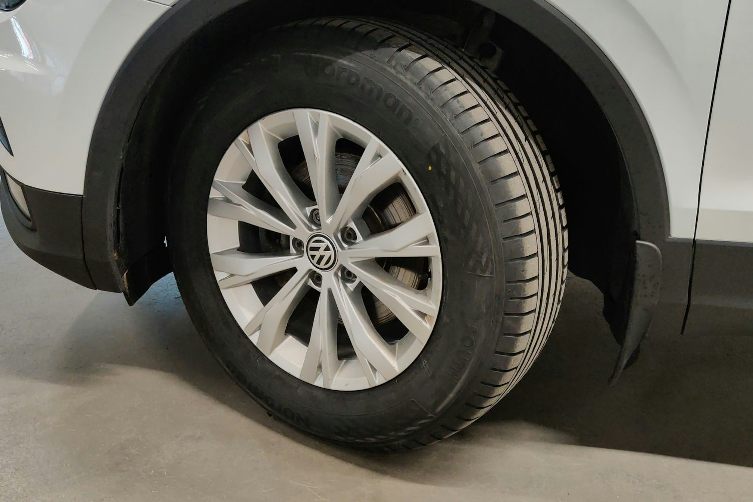 Valkoinen Volkswagen Tiguan 2019 kuva 10.