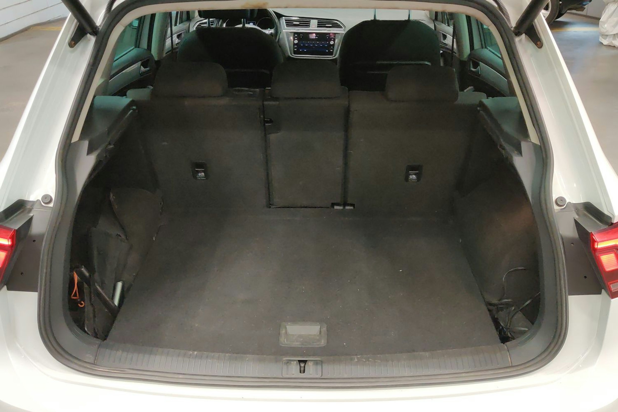 Valkoinen Volkswagen Tiguan 2019 kuva 12.