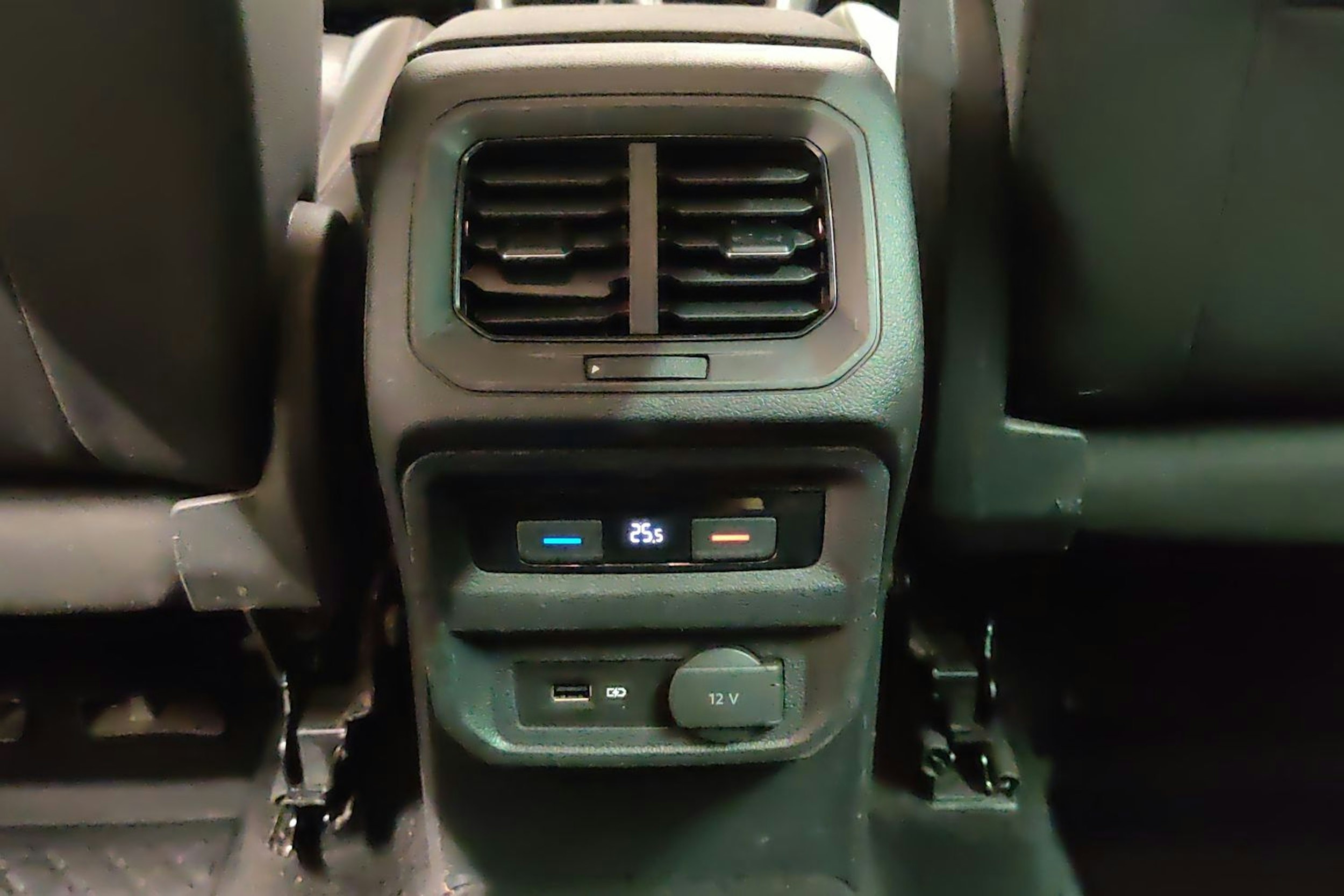 Valkoinen Volkswagen Tiguan 2019 kuva 16.
