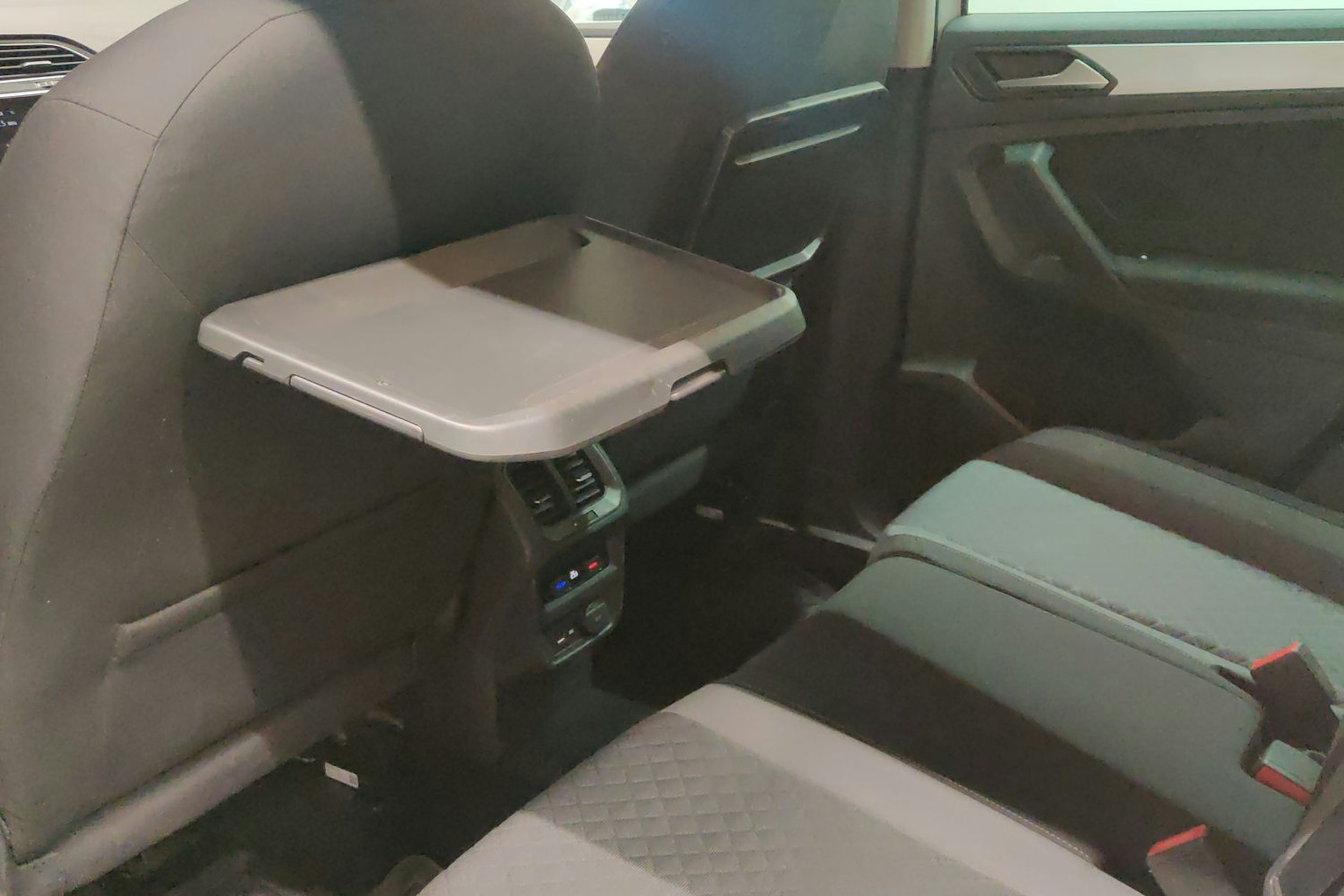 Valkoinen Volkswagen Tiguan 2019 kuva 17.