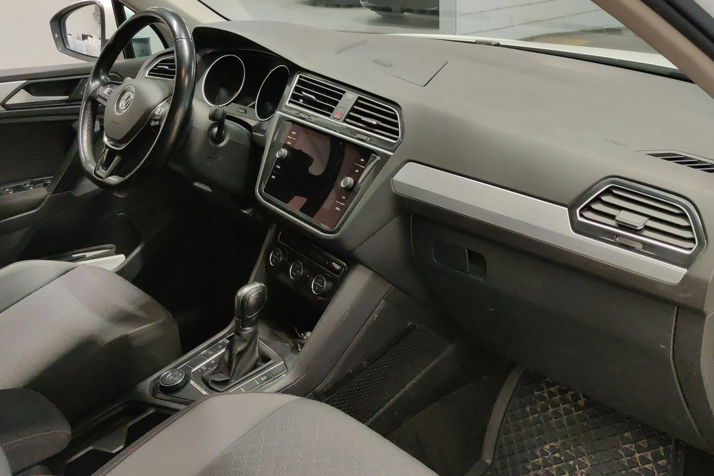 Valkoinen Volkswagen Tiguan 2019 kuva 28.