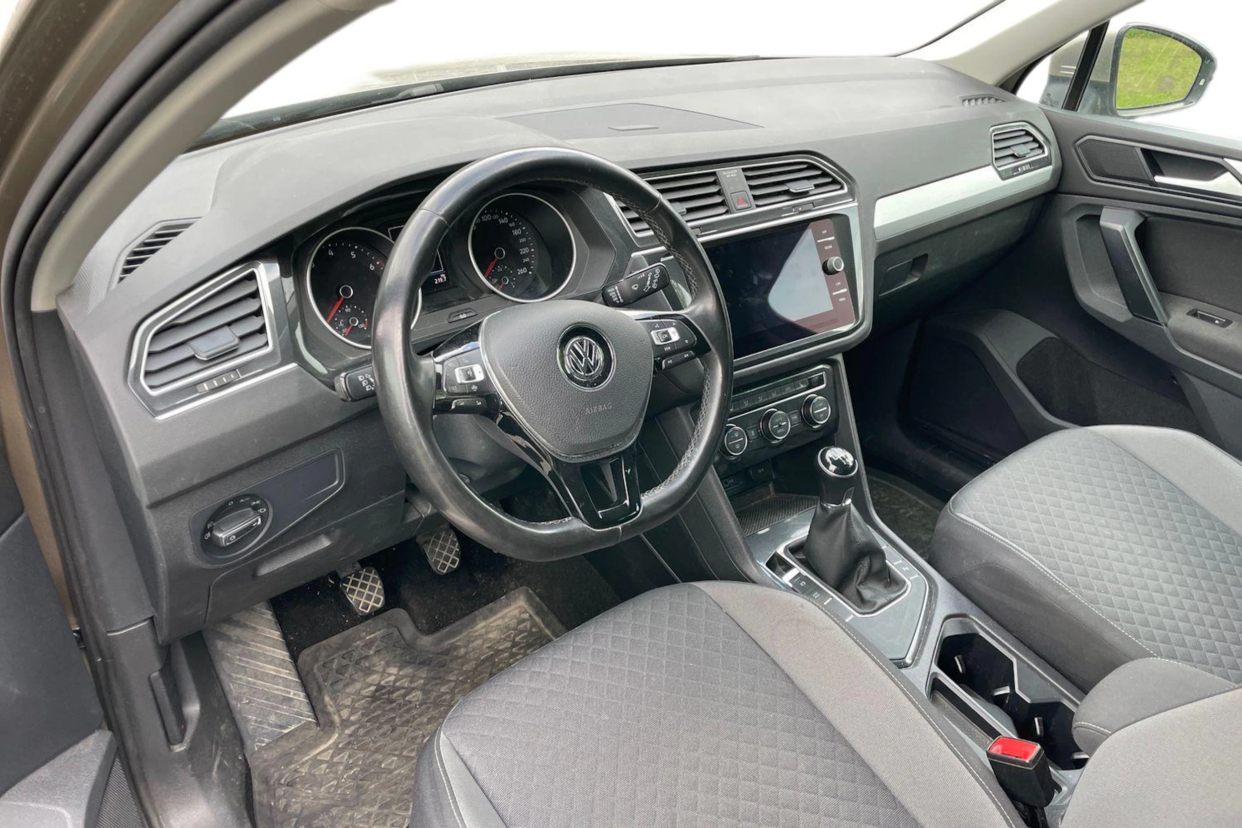 ruskea (beige) Volkswagen Tiguan 2019 kuva 3.