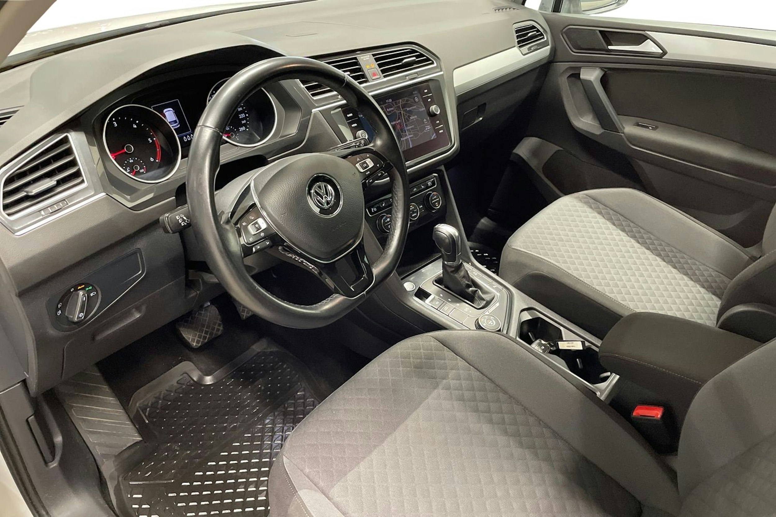Valkoinen Volkswagen Tiguan 2019 kuva 7.