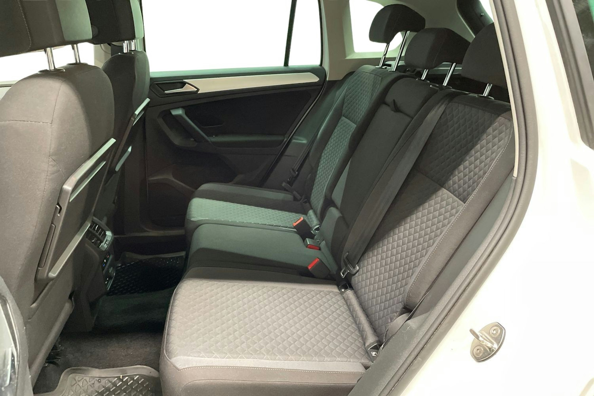 Valkoinen Volkswagen Tiguan 2019 kuva 10.
