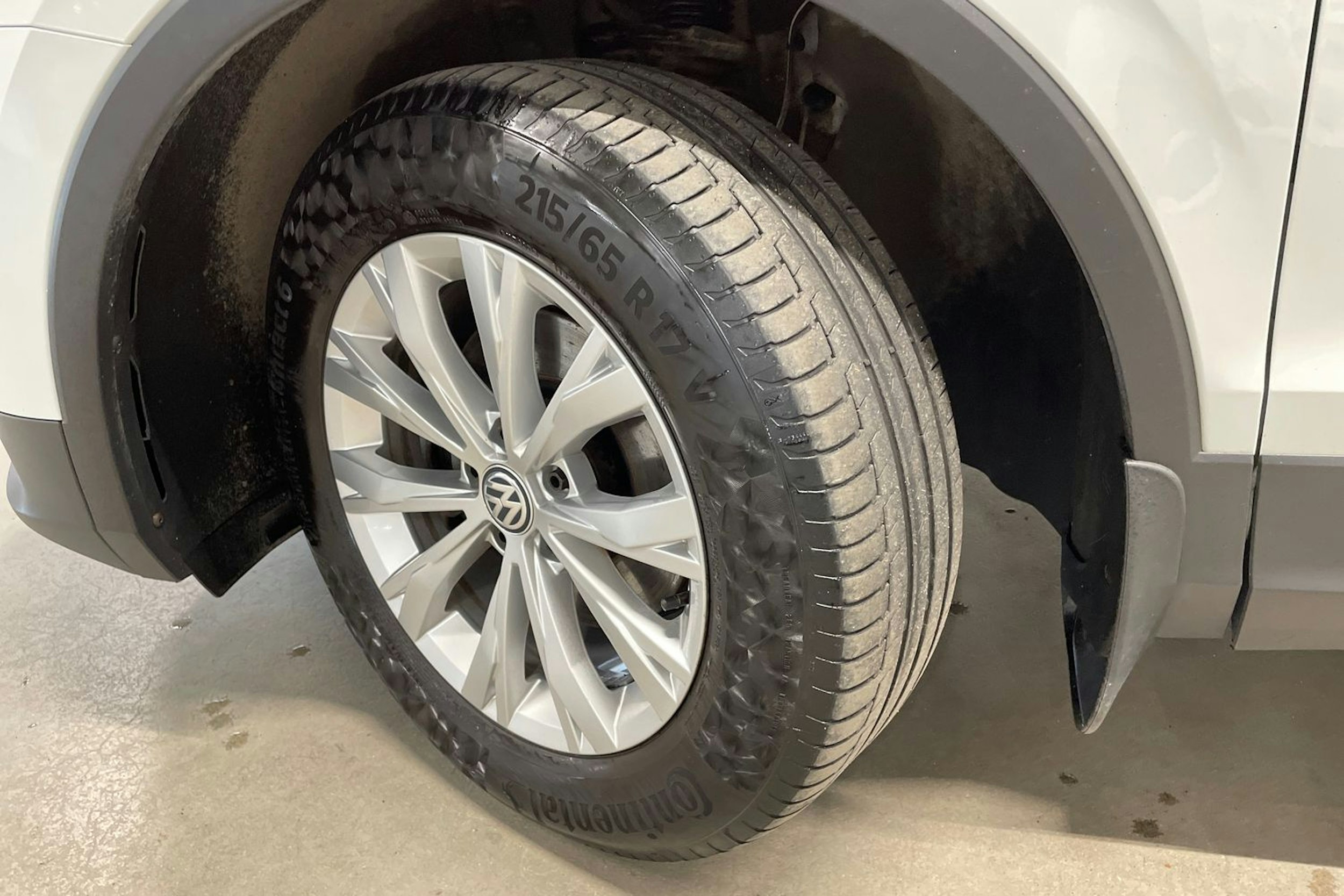 Valkoinen Volkswagen Tiguan 2019 kuva 13.
