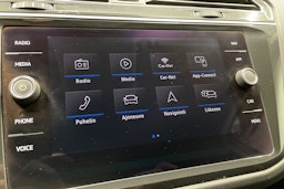 Valkoinen Volkswagen Tiguan 2019 kuva 16.