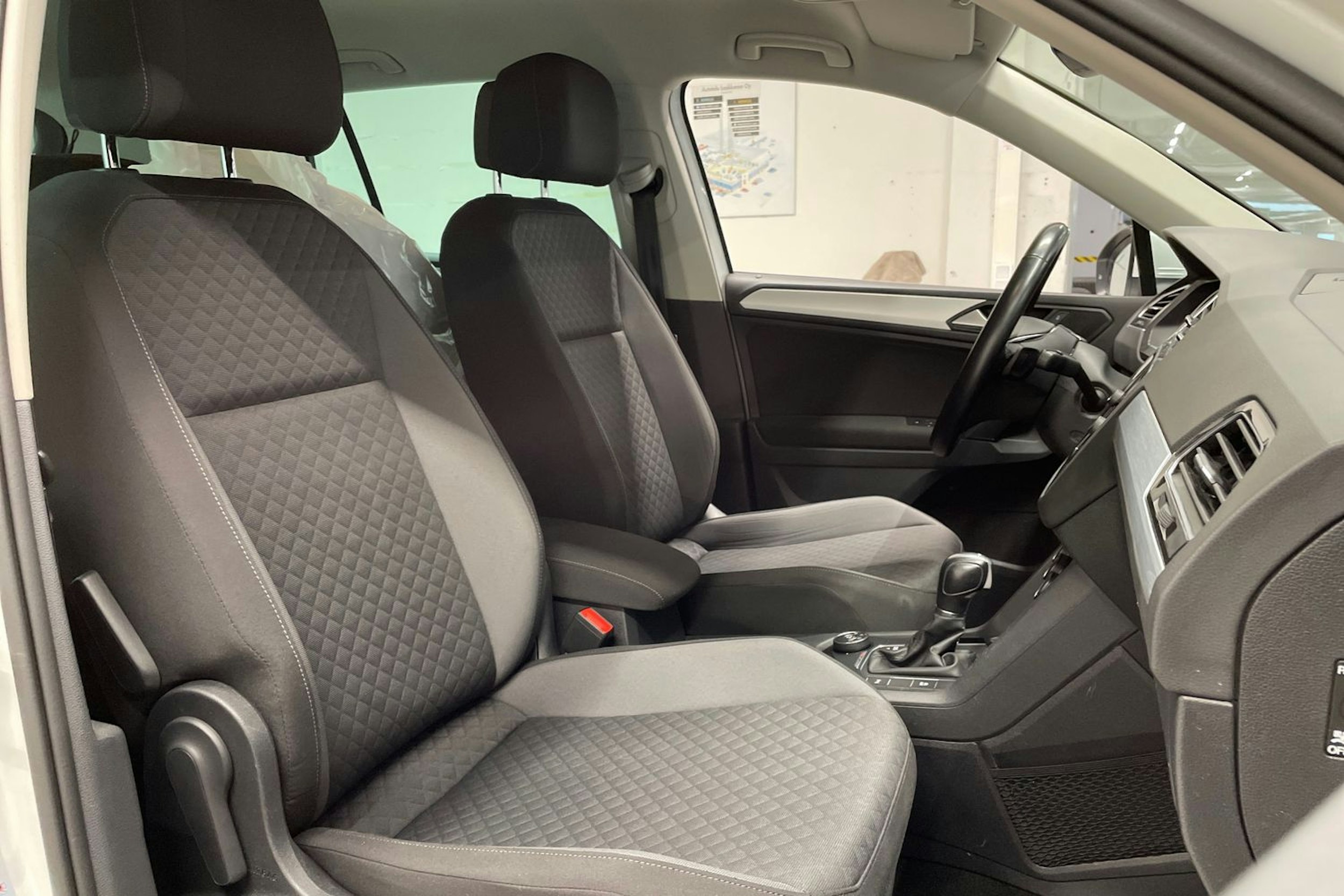 Valkoinen Volkswagen Tiguan 2019 kuva 29.