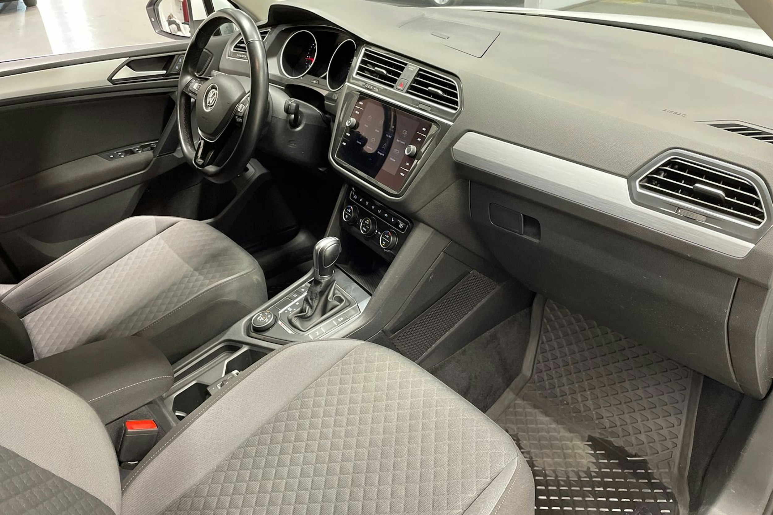 Valkoinen Volkswagen Tiguan 2019 kuva 30.