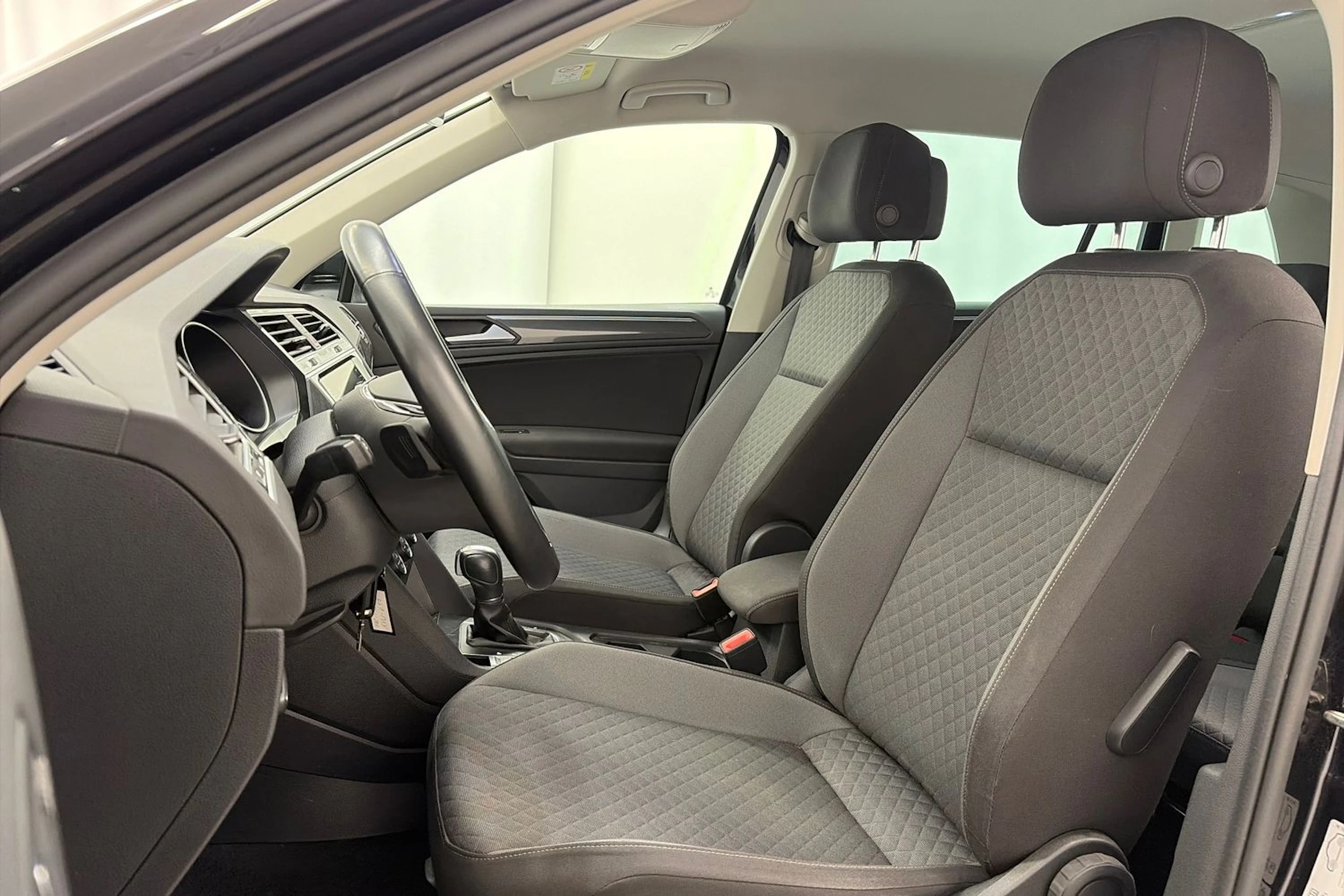 musta Volkswagen Tiguan 2019 kuva 12.