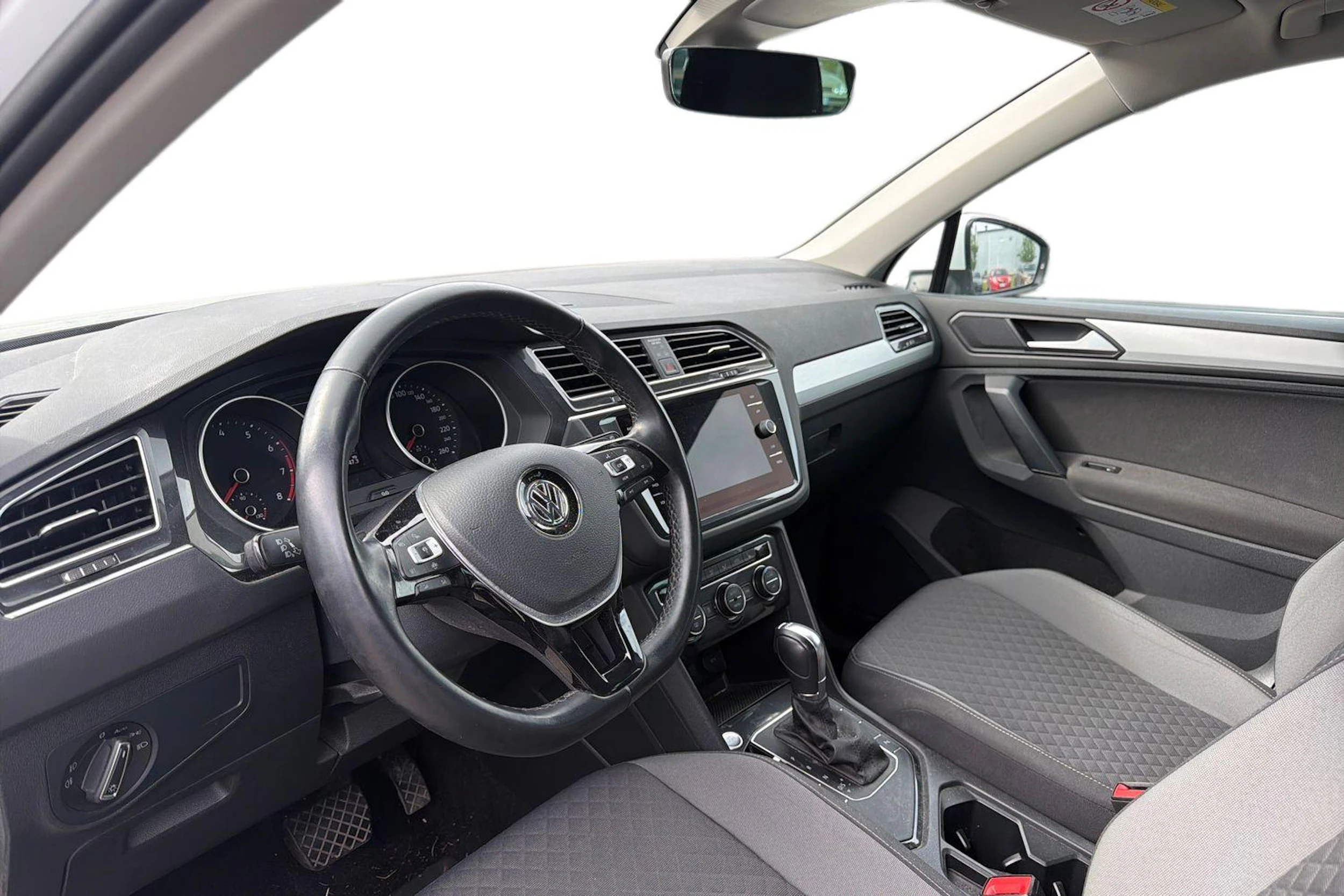 valkoinen Volkswagen Tiguan 2019 kuva 3.